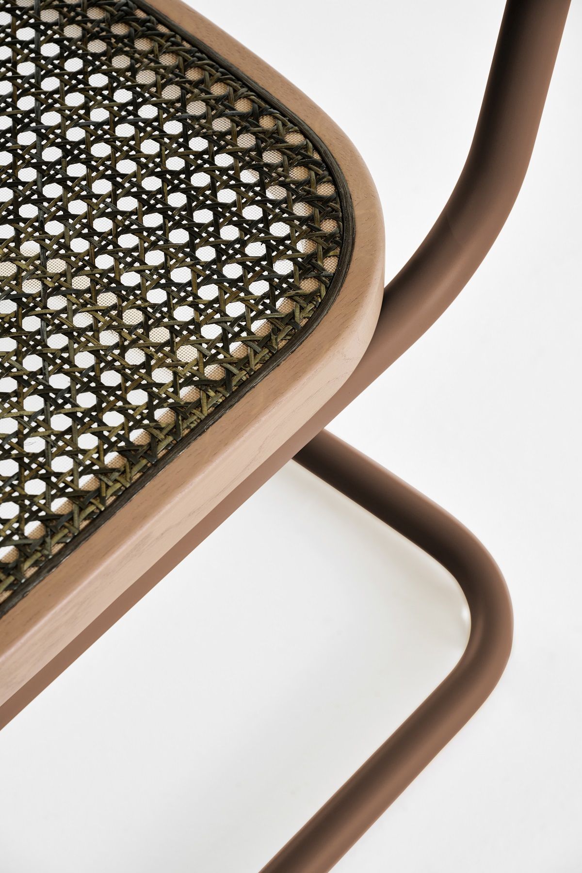 Detailaufnahme des Thonet S 32 Freischwingers mit Wiener Geflecht und Stahlrohr Gestell.