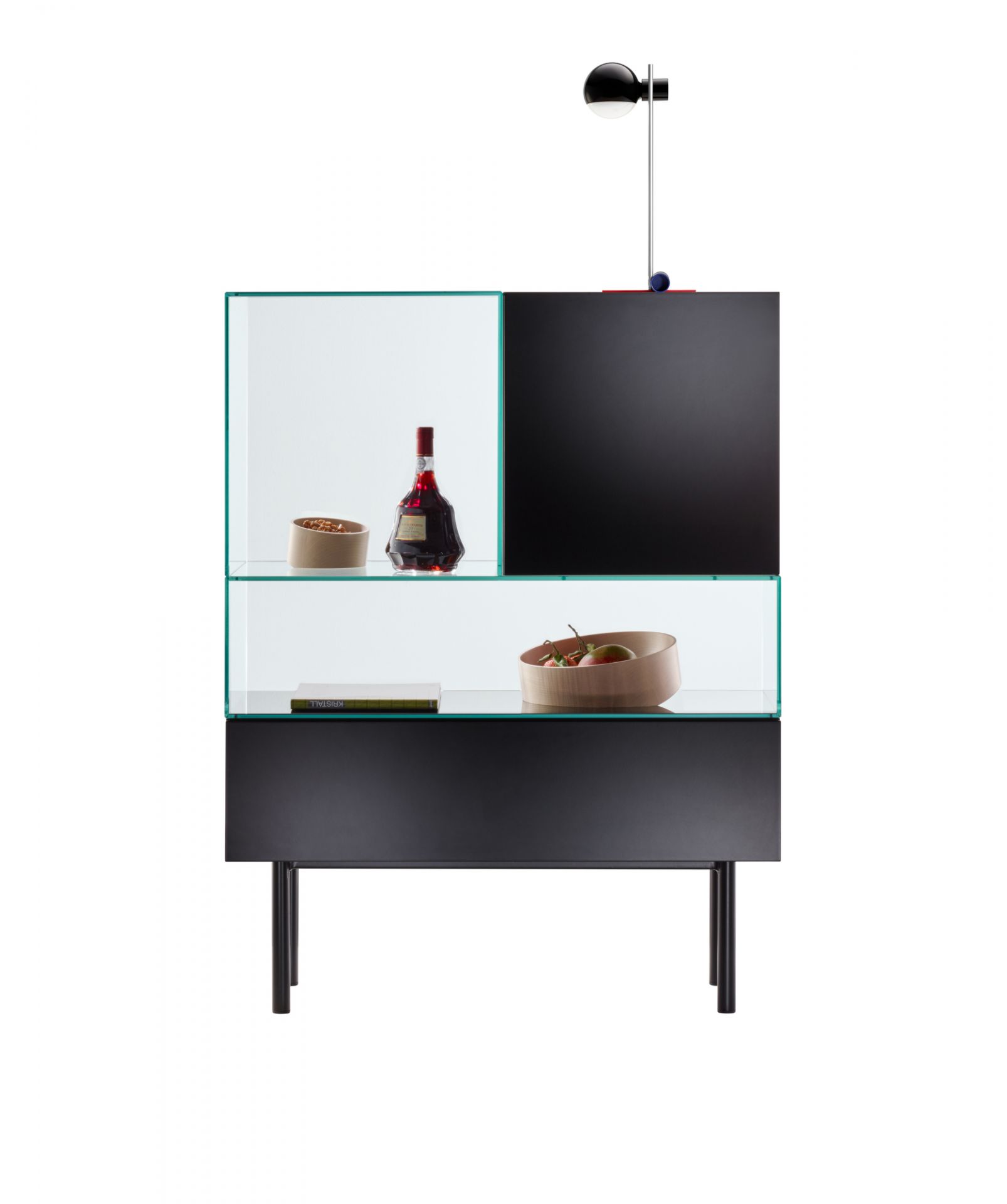 S4-2 Vitrine von Tecta: Moderne Glasvitrine mit schwarzen Elementen und filigranen Füßen.