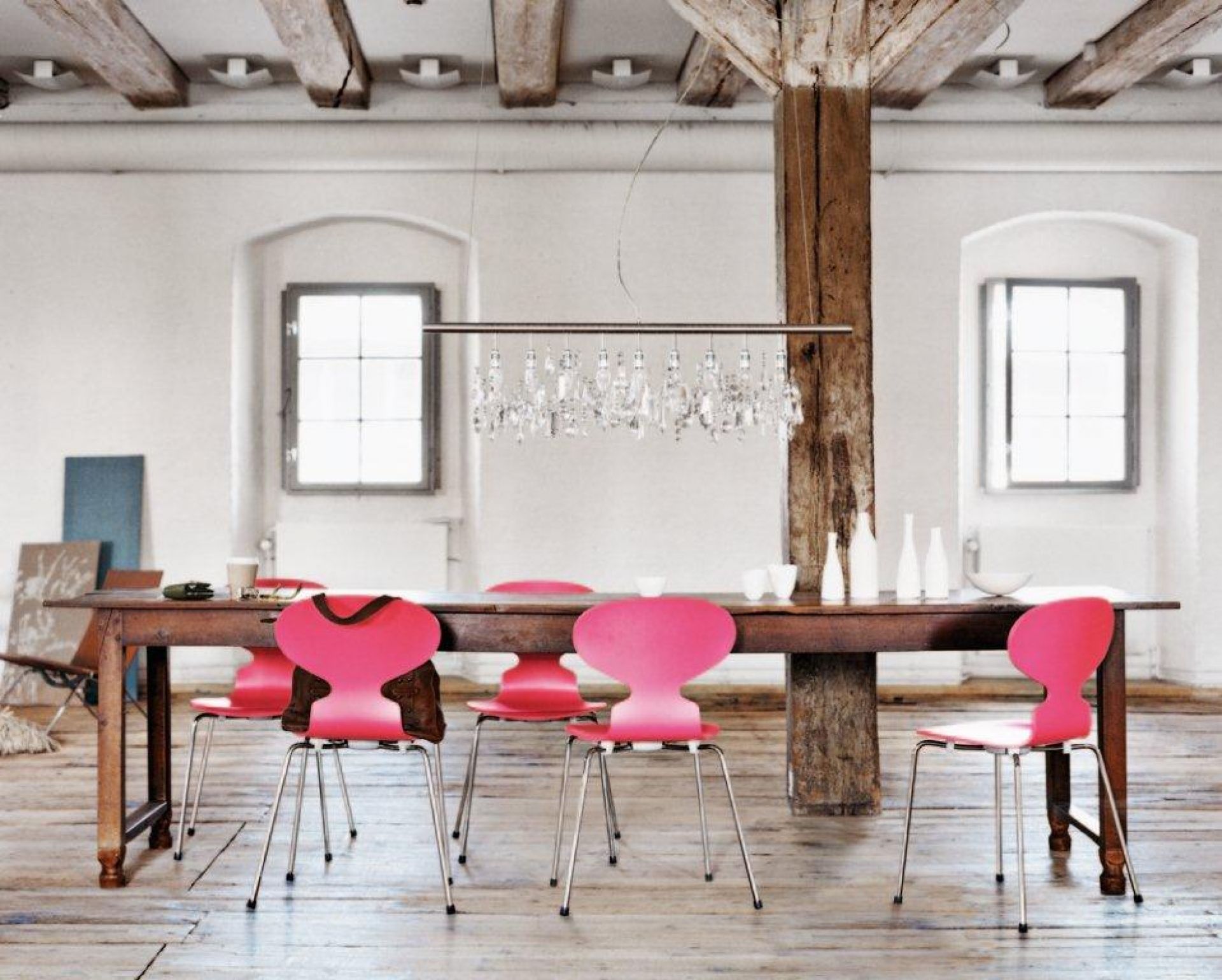 Esszimmer mit Holztisch und pinken Ameise Stühlen mit drei Beinen von Fritz Hansen.