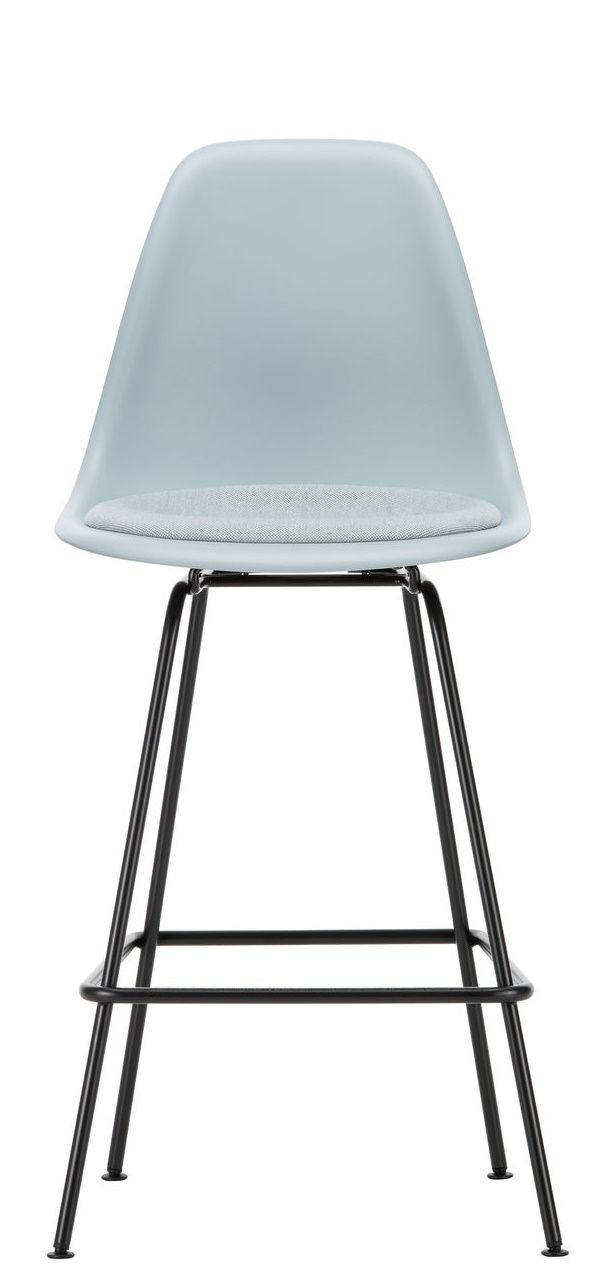 Vitra Eames Plastic Bar Stool Medium, hellblau mit grauem Sitzpolster und schwarzem Gestell.