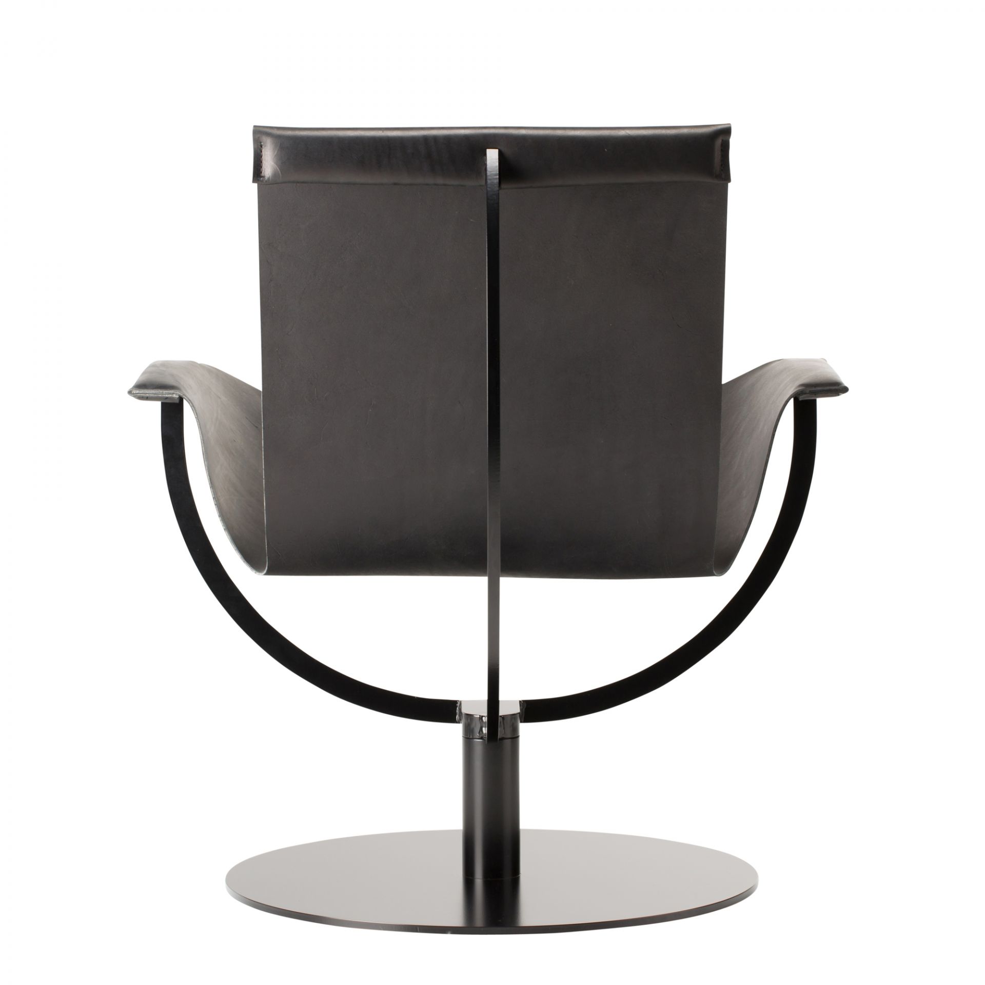 Rückansicht des Arch Chair Sessels mit schwarzem Kernleder und modernem Design.