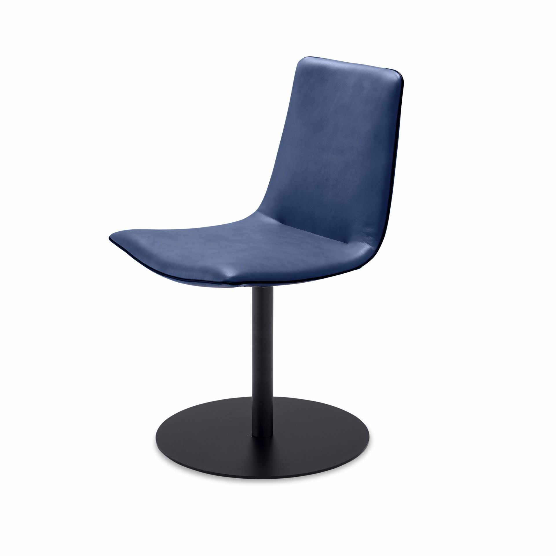 Amelie Basic Stuhl von Freifrau Manufaktur, blauer Lederstuhl mit schwarzem Fuß für Esszimmer.