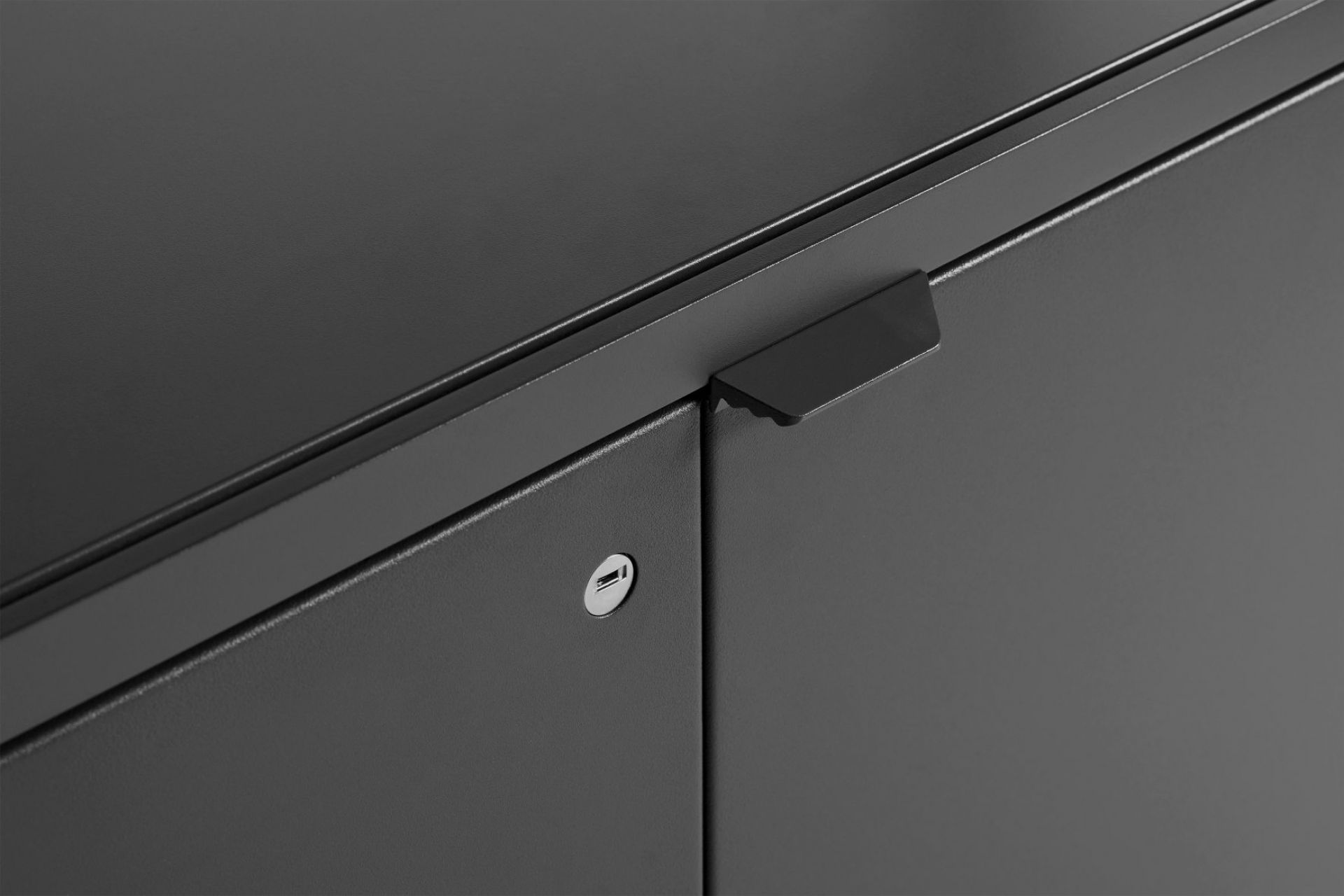 Detailaufnahme: New Order Sideboard von Hay, schwarzer Metallschrank mit Griff und Schloss.