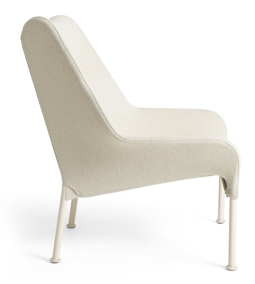 Beiger 02 Lounge Chair Sessel von Hay, Seitenansicht, moderner skandinavischer Sessel mit Stoffbezug und Metallbeinen.