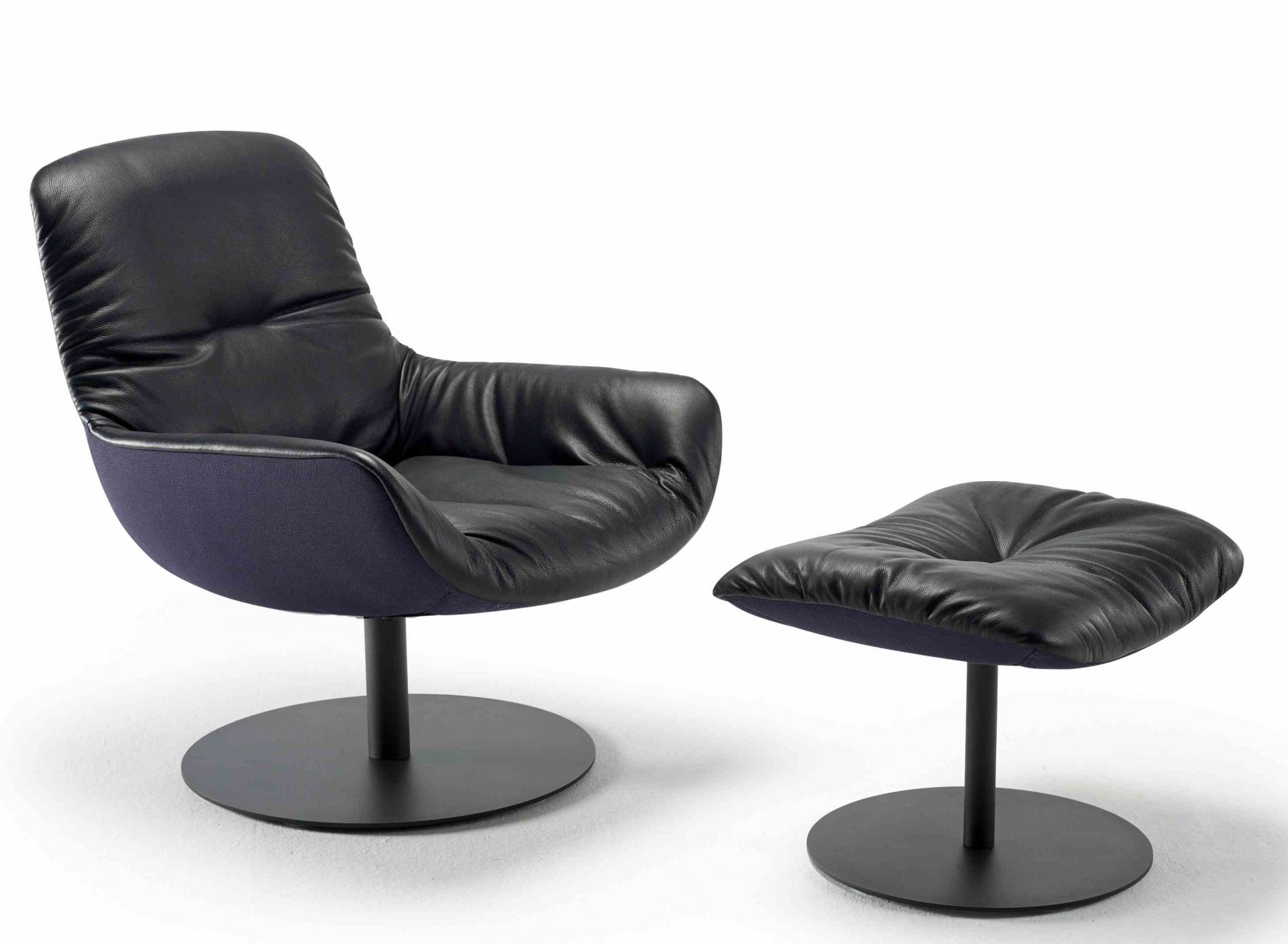 Leya Lounge Chair mit Hocker von Freifrau Manufaktur, schwarzes Leder, modernes Design für Wohnzimmer.