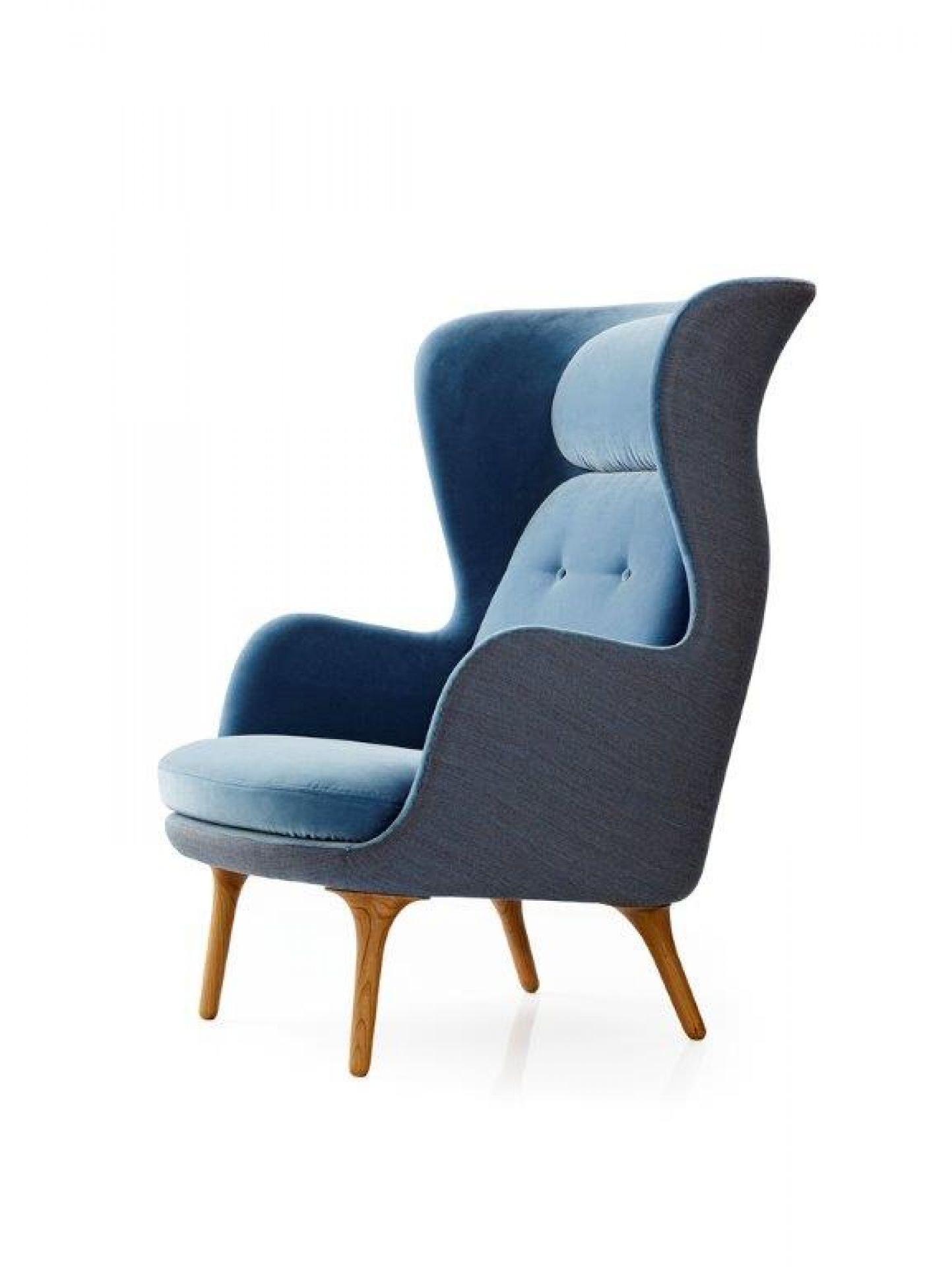Blauer Ro Sessel von Fritz Hansen mit hoher Rückenlehne und Holzbeinen, seitliche Ansicht.