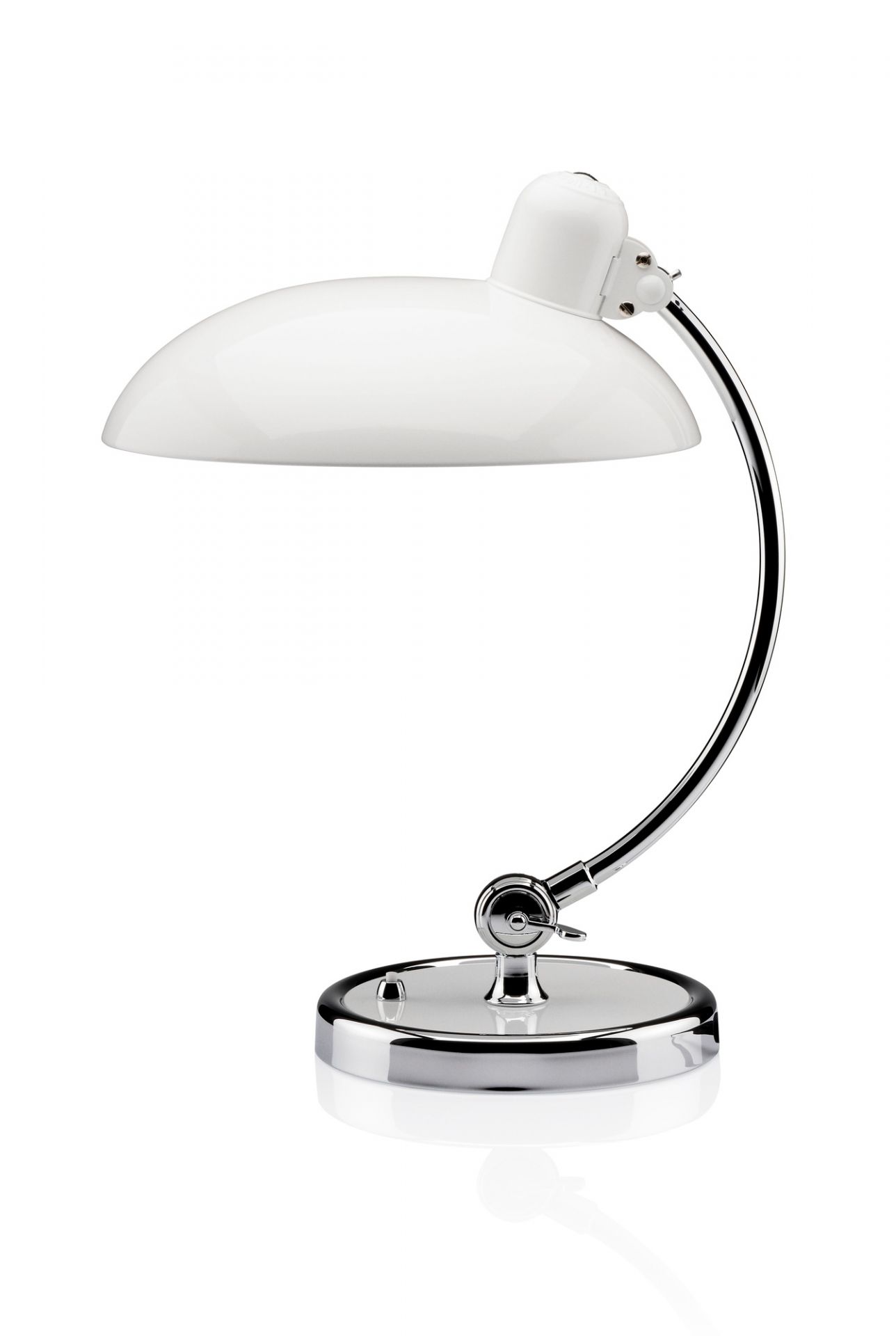 Weiße Kaiser Idell 6631 T Tischleuchte von Fritz Hansen mit Chromgestell.