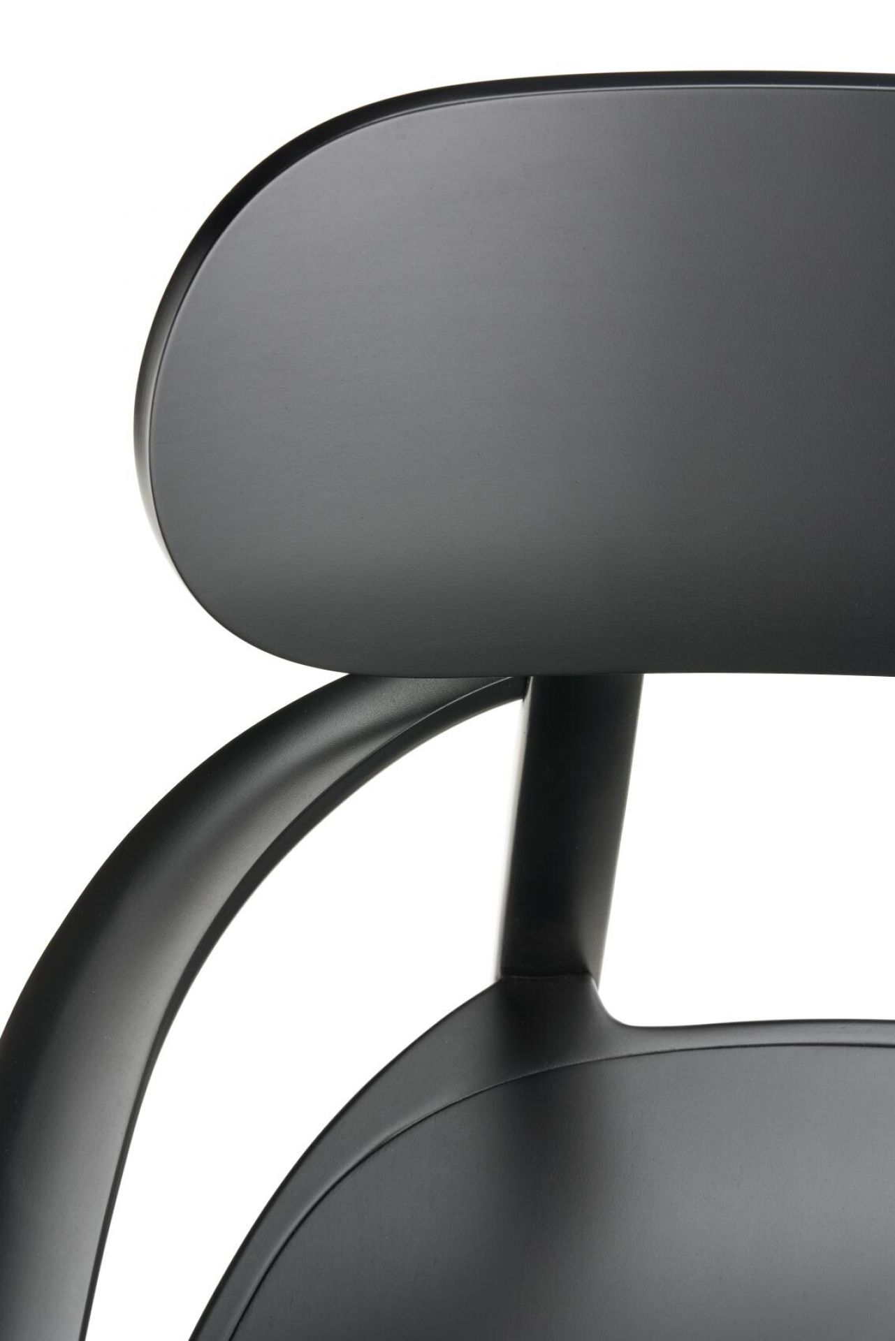 Detailaufnahme des Thonet Holzsessels 119 MF mit Armlehnen, modernes Design, schwarzes Holz, bequeme Sitzgelegenheit.