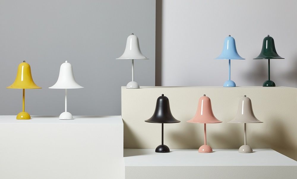 Verschiedenfarbige Pantop Tischleuchten von Verpan, darunter die hellblaue Pantop Table Lamp, auf weißen Podesten.