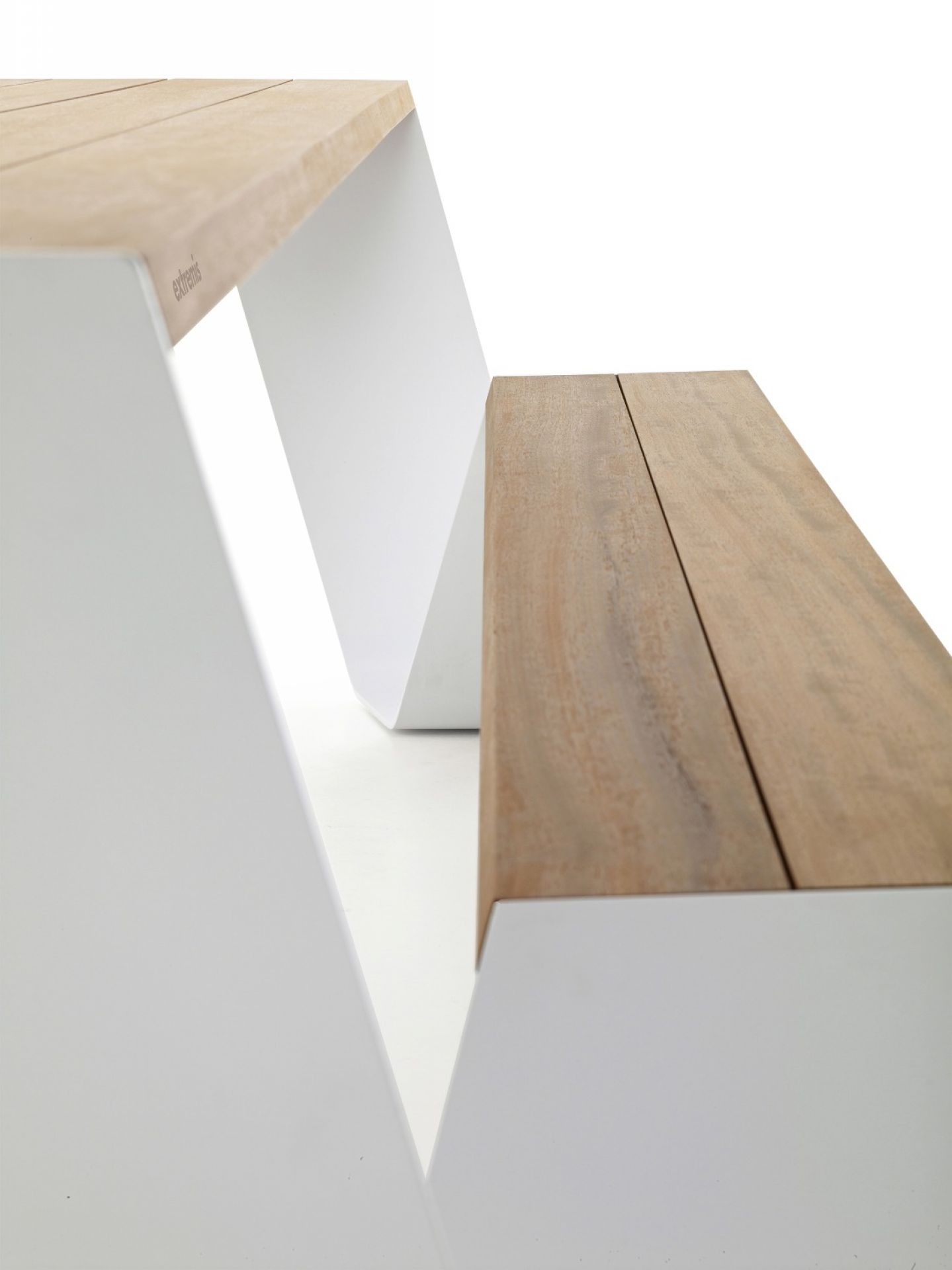 Detailaufnahme der Extremis Hopper Picknickbank mit Holzsitzfläche und weißem Gestell.