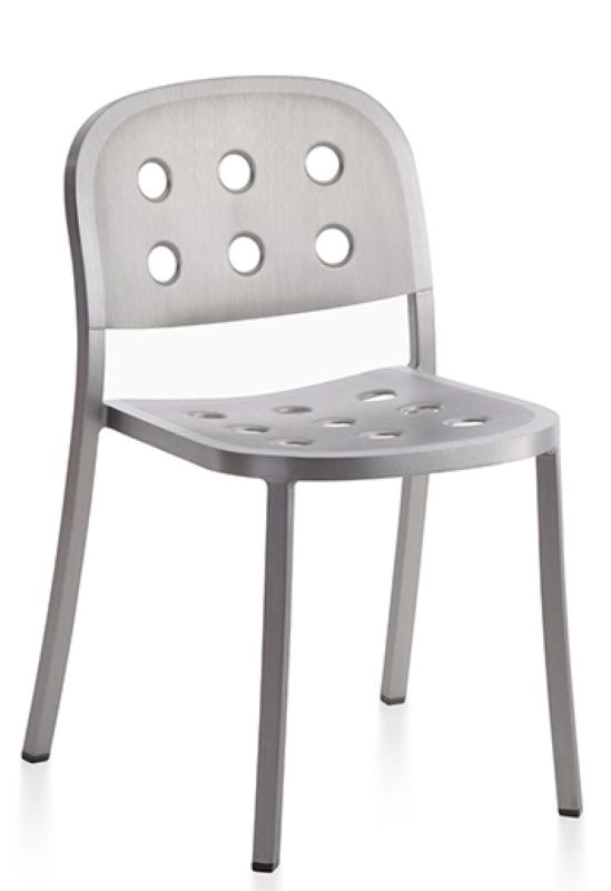 Emeco 1 Inch Stuhl aus Aluminium, stapelbar, mit Löchern in Sitzfläche und Rückenlehne.