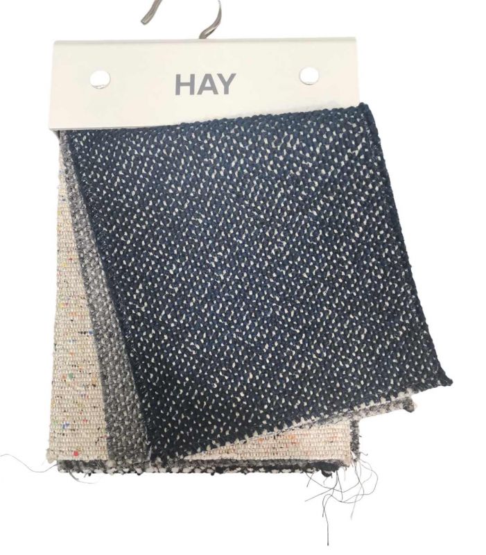 Stoffmuster Hay: Nahaufnahme verschiedener Texturen und Farben des Fairway Stoffes. Textilprobe für Möbel.