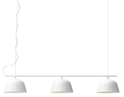 Weiße Muuto Ambit Rail Lamp Pendelleuchte mit drei Lampenschirmen für Esszimmer und Küche.