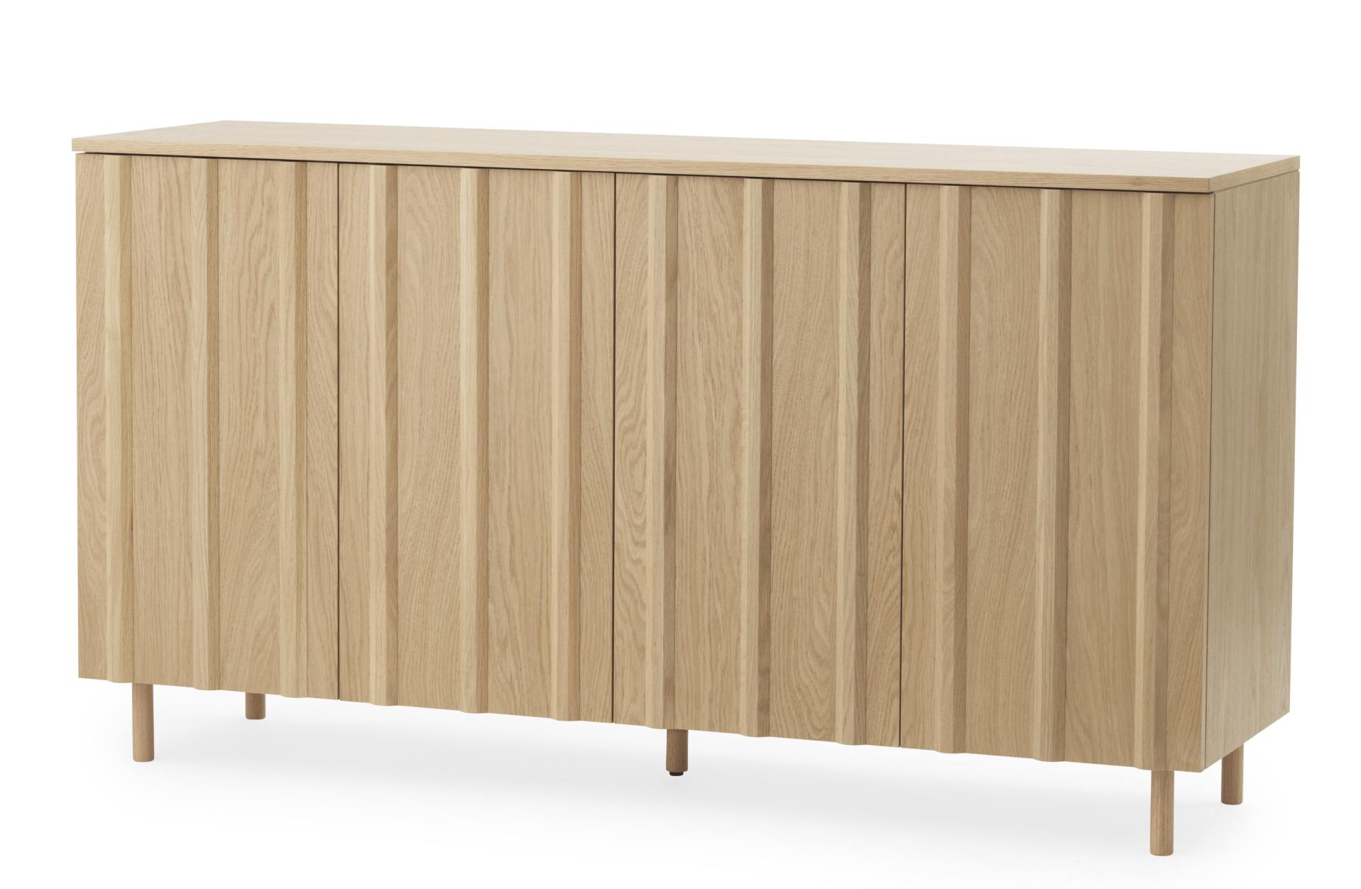 Normann Copenhagen Rib Sideboard aus hellem Eichenholz mit gerippter Front und schlichten Holzfüßen vor weißem Hintergrund.