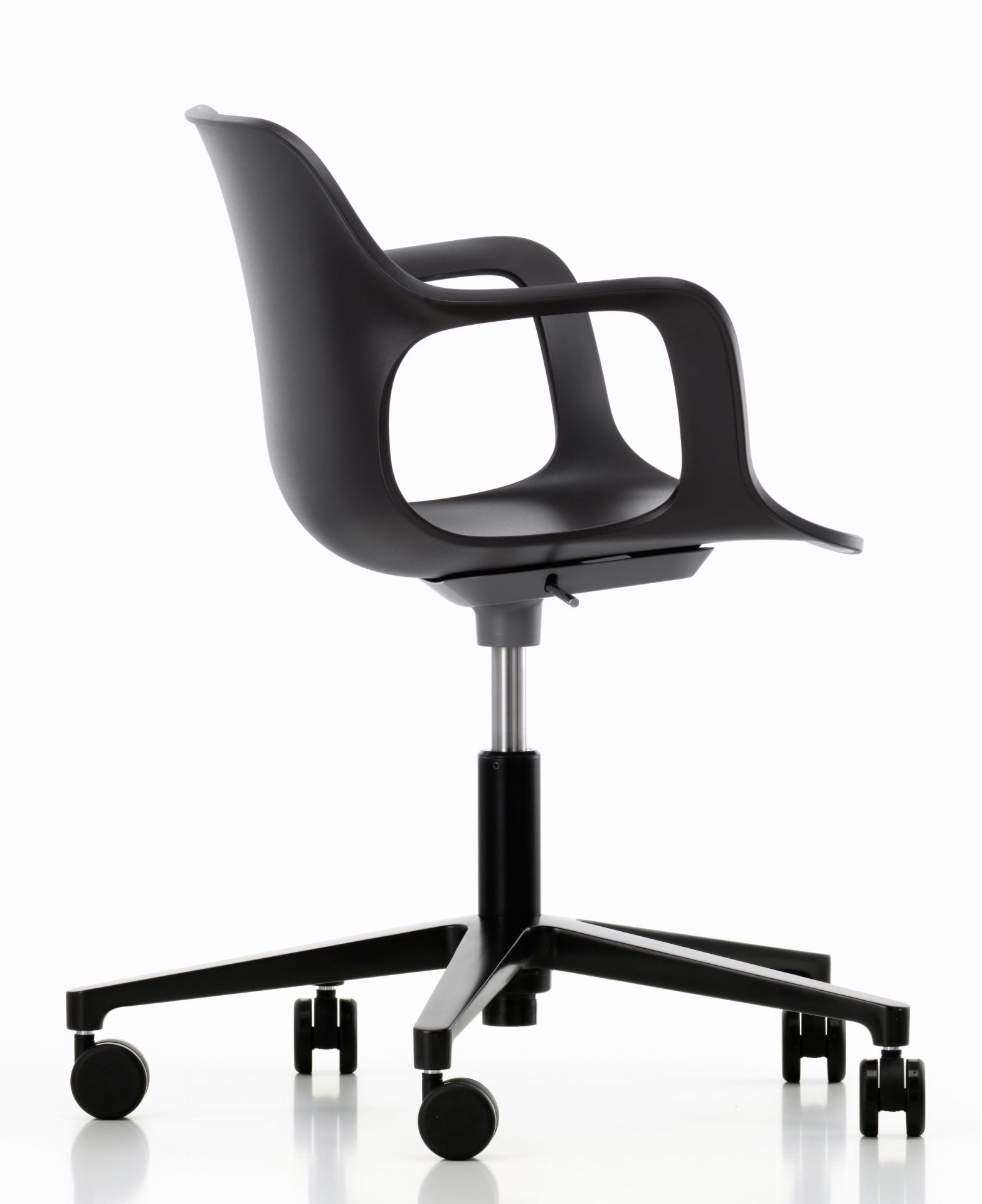 Schwarzer Hal Armchair Studio Drehstuhl von Vitra mit Armlehnen und Rollen vor weißem Hintergrund.