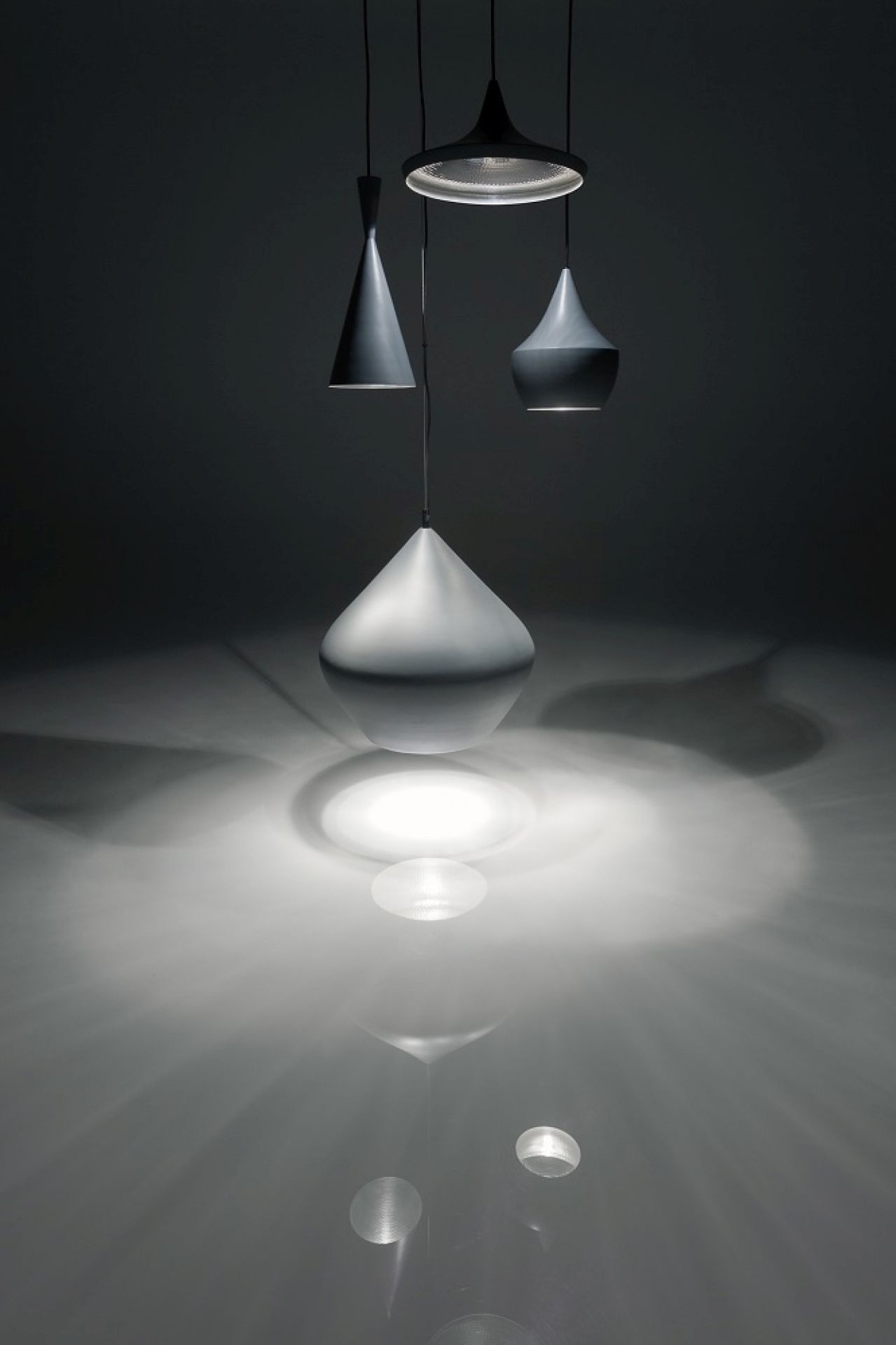 Weiße Beat Fat LED Pendelleuchte von Tom Dixon mit verschiedenen Lampenschirmen und Lichteffekten.