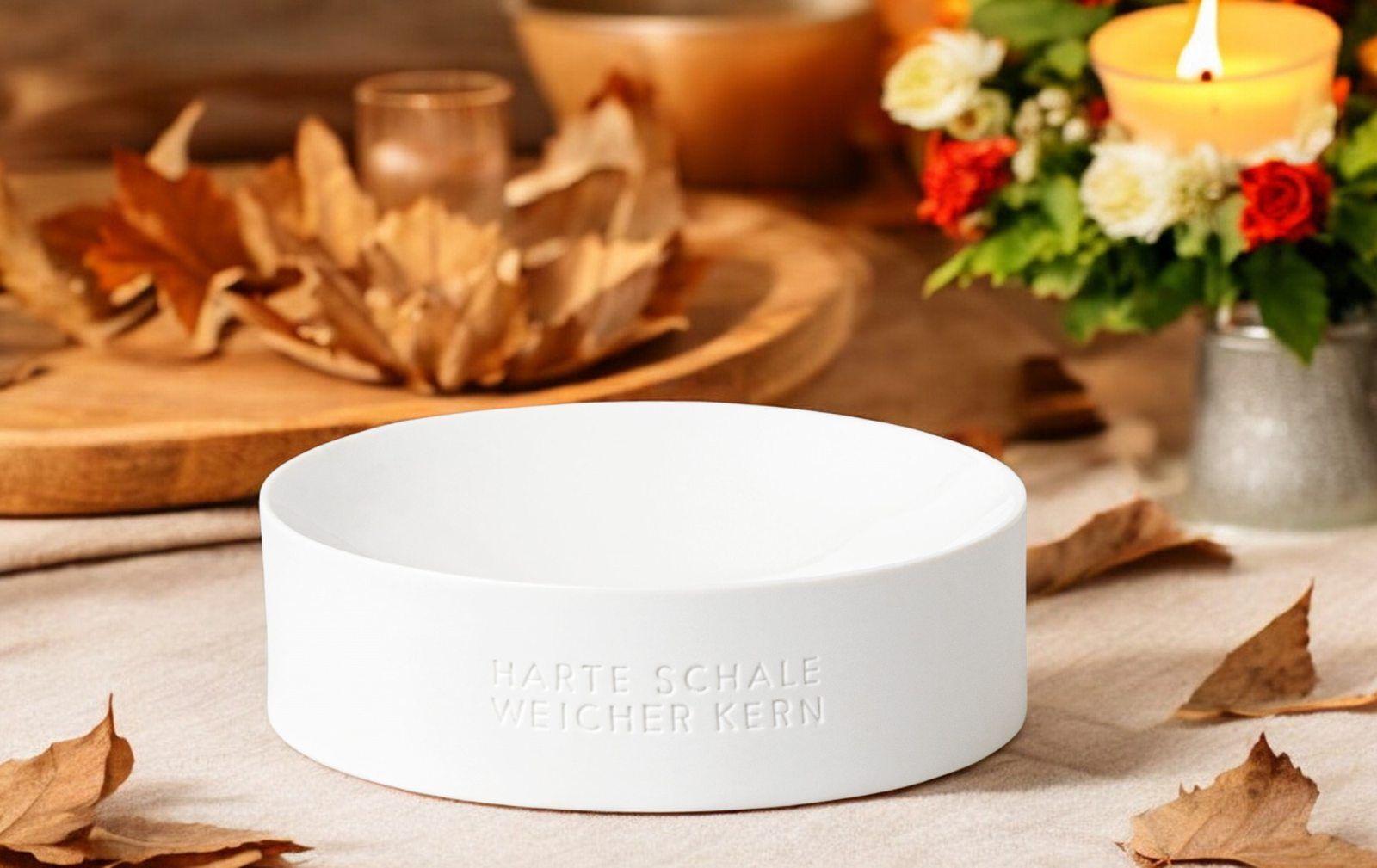Nusschale "Harte Schale weicher Kern" von Räder, weiße Keramikschale als Tischdeko für Herbst und Weihnachten.