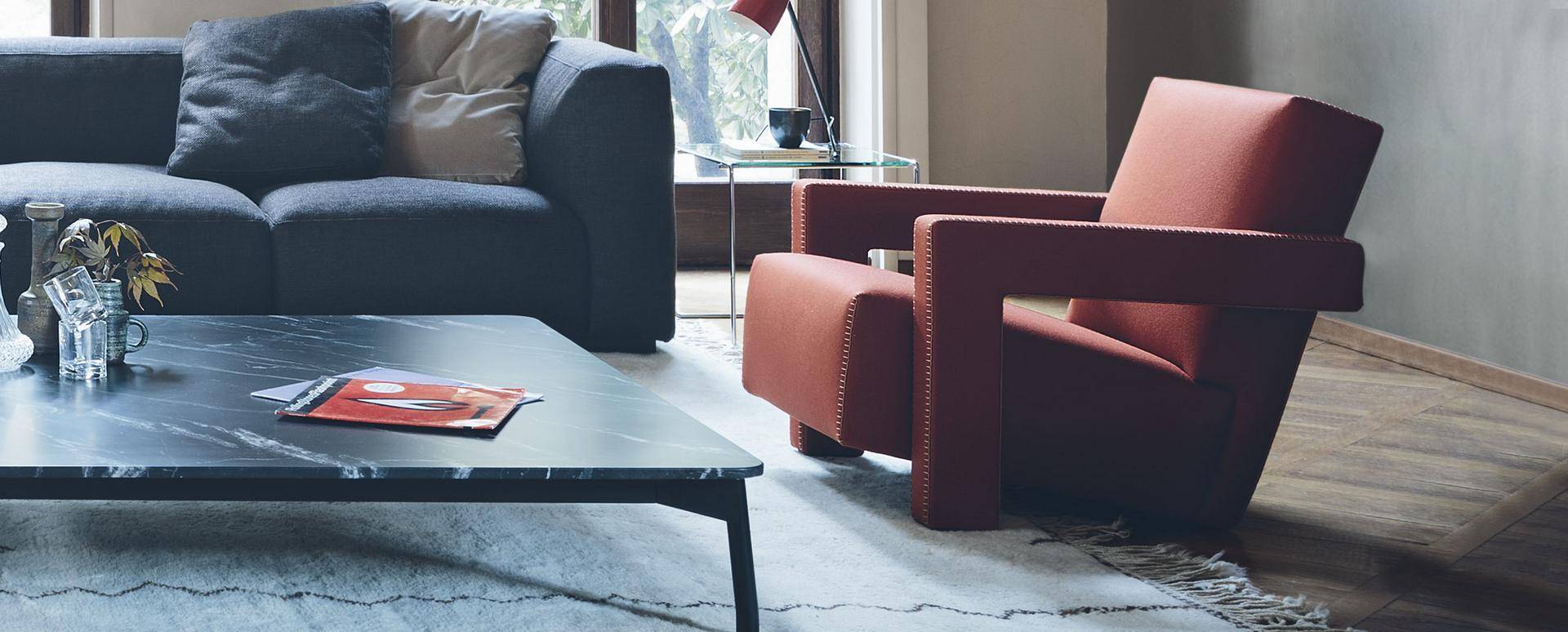 Nahaufnahme des Cassina Utrecht Sessel 637 in Rot, moderner Design-Sessel für Wohnzimmer und Büro.