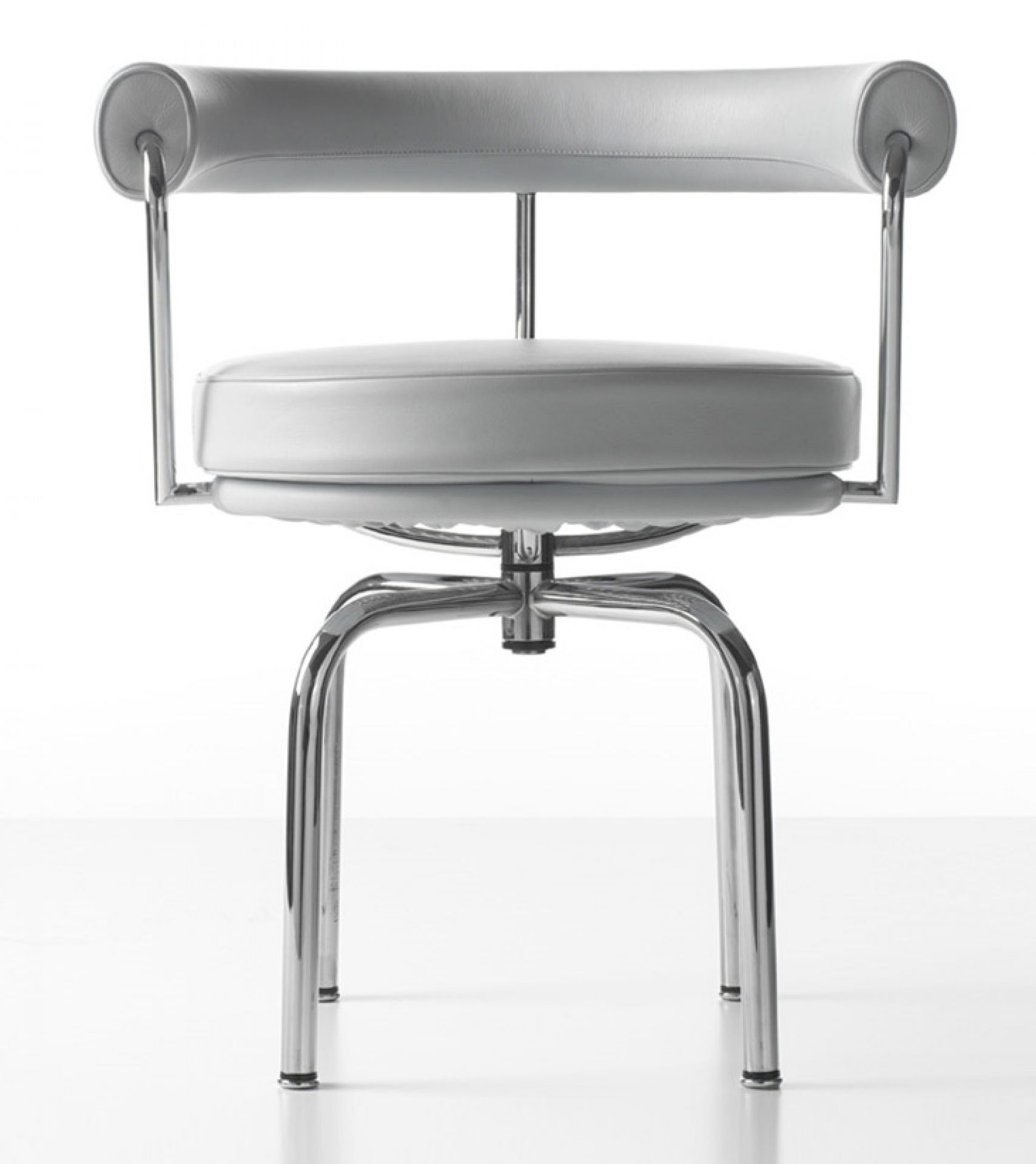 7 Fauteuil Tournant Drehsessel von Cassina mit grauem Lederbezug und verchromtem Stahlgestell, Frontansicht.