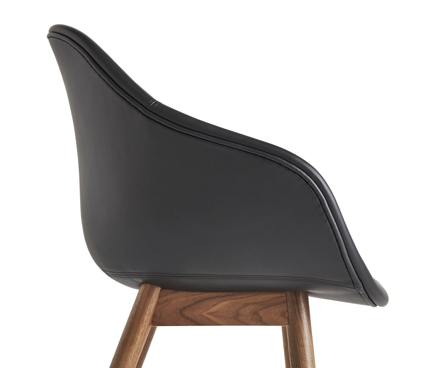 Detailaufnahme: About a Chair AAC 213 Stuhl von Hay mit schwarzem Leder und Holzbeinen.