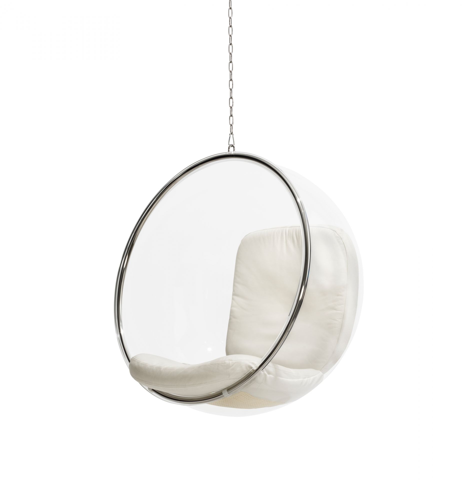 Silberner Bubble Hängesessel mit weißen Kissen, freischwebend an einer Kette. Design Hängesessel für Wohnzimmer.