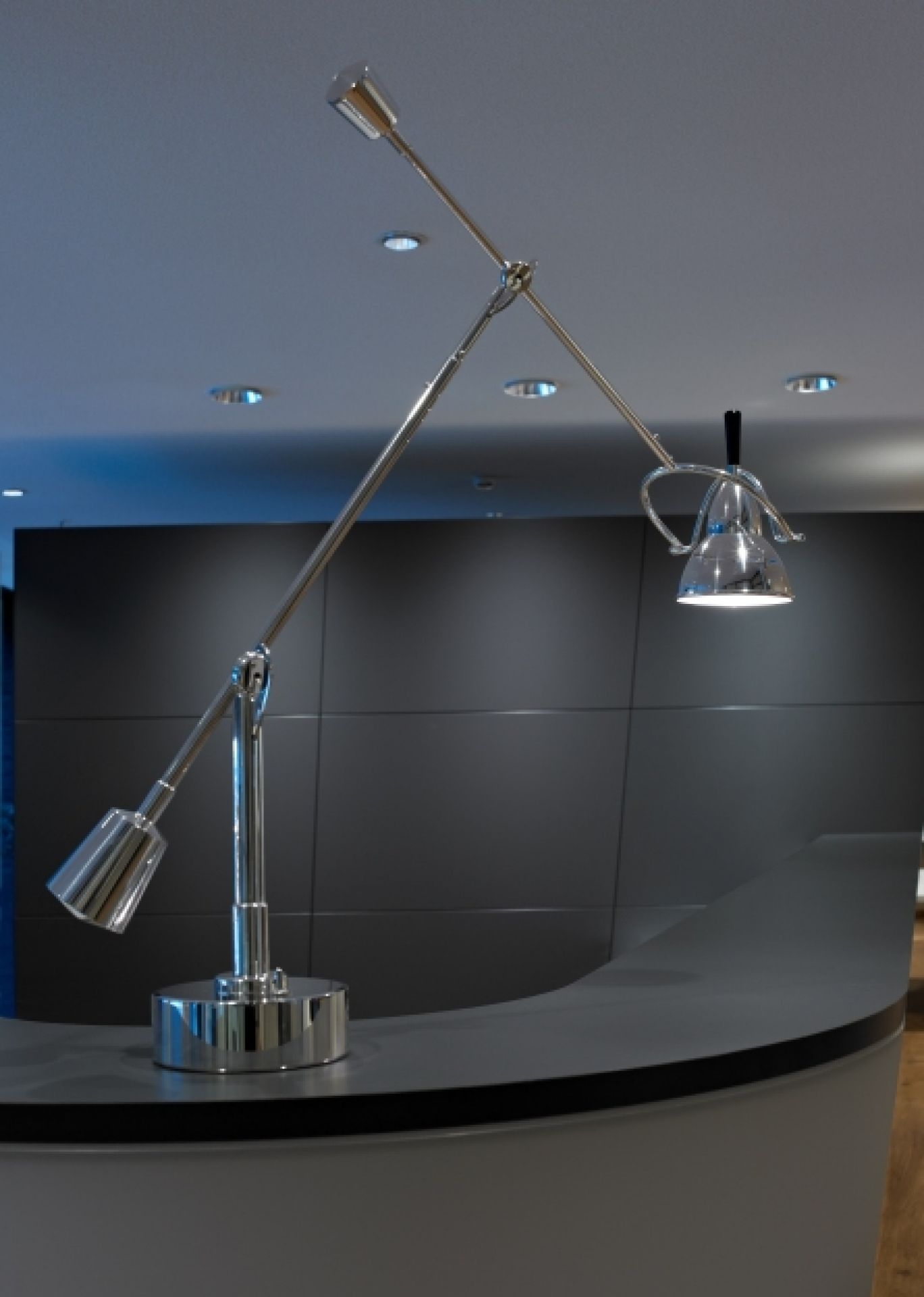 Moderne, verstellbare Schreibtischlampe aus Chrom mit rundem Fuß und schirmförmigem Lampenkopf für Büro und Arbeitszimmer.