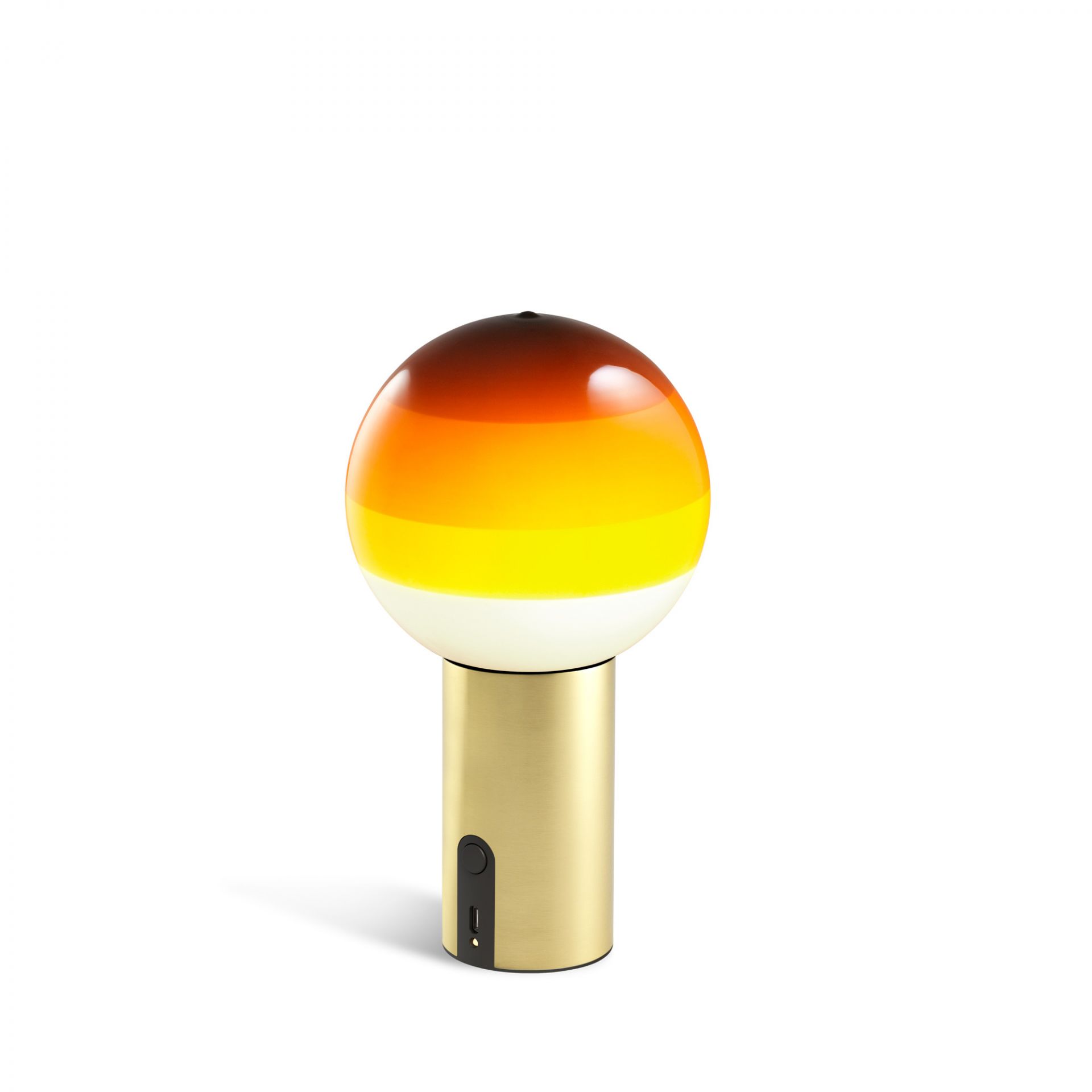 Nahaufnahme der Marset Dipping Light Portable Akkuleuchte in Bernstein und Messing. Tischleuchte für Innen.