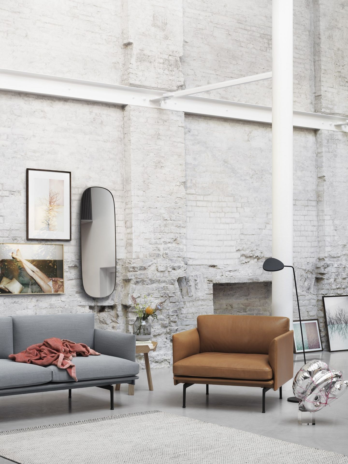 Muuto Leaf Floor Lamp Stehleuchte in Schwarz neben einem braunen Ledersessel in modernem Wohnzimmer.
