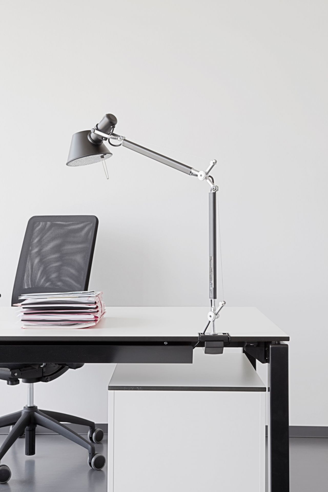 Silberne Artemide Tolomeo Tischleuchte mit Tischfuß auf einem weißen Schreibtisch im Büro.