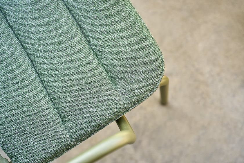 Detailaufnahme des grünen Vapio Sessel Outdoor von Weishäupl, Fokus auf Stoffbezug und Gestell.