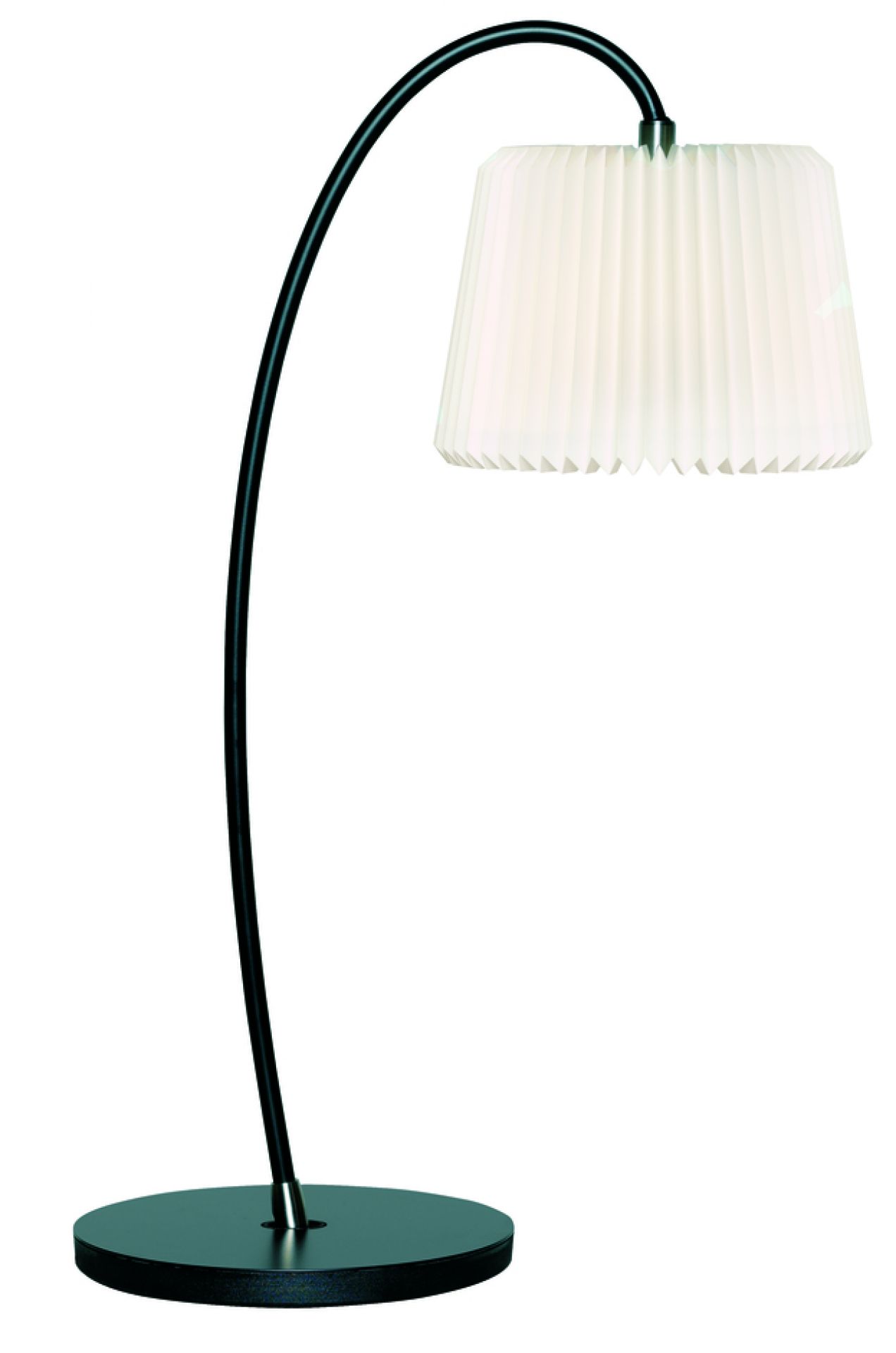 Snowdrop Tischleuchte von Le Klint mit plissiertem Lampenschirm und schwarzem, gebogenem Gestell.