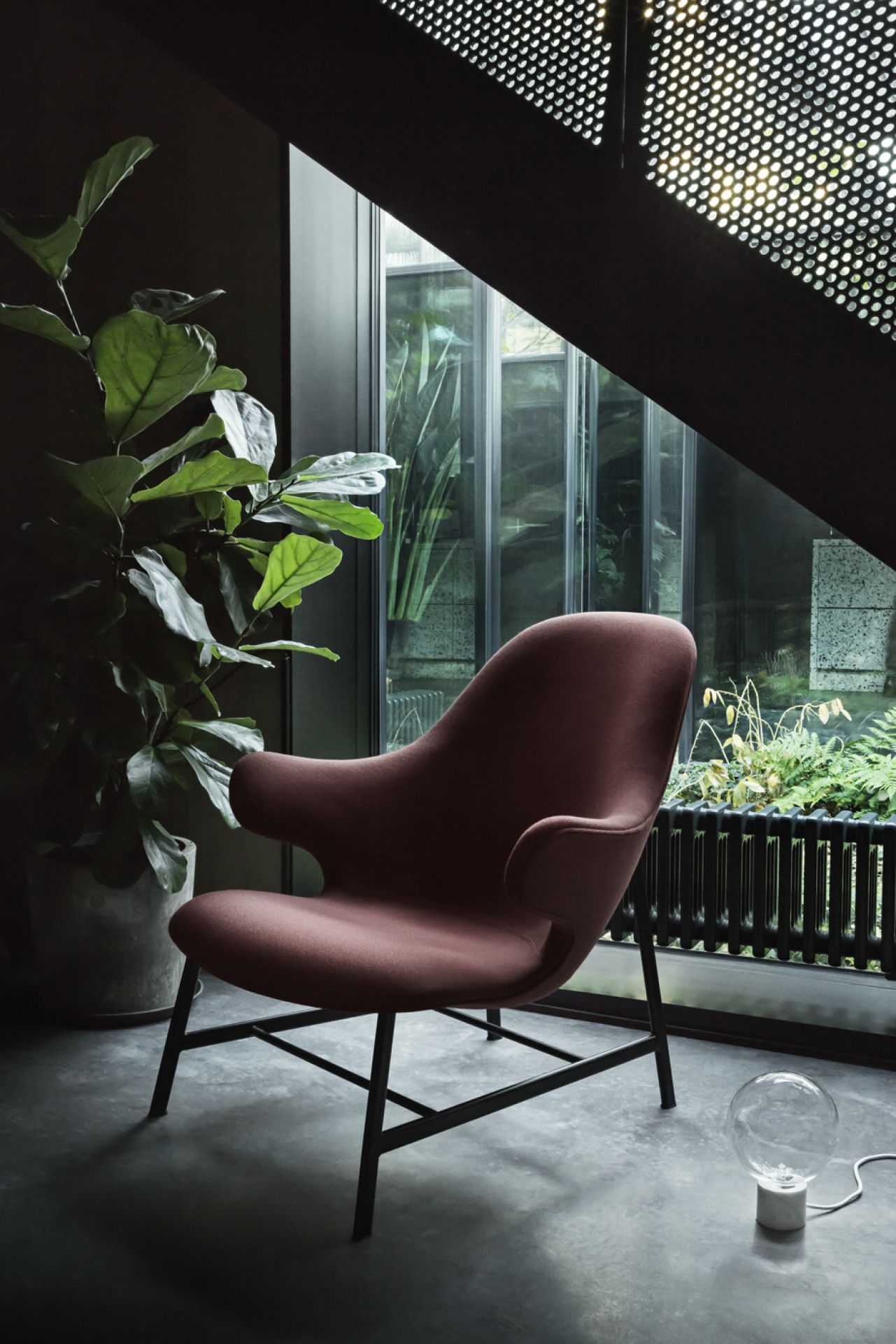Catch Lounge Sessel von AndTradition, rosafarbener Stoffbezug, schwarzes Metallgestell, modernes Design für Wohnzimmer und Lounge.