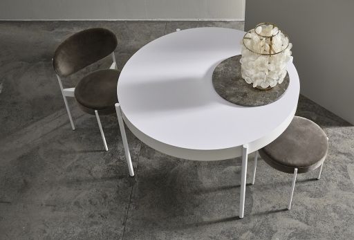 Series 430 Stool Hocker Verpan mit rundem Tisch und Lampe, modernes Möbeldesign für Esszimmer.