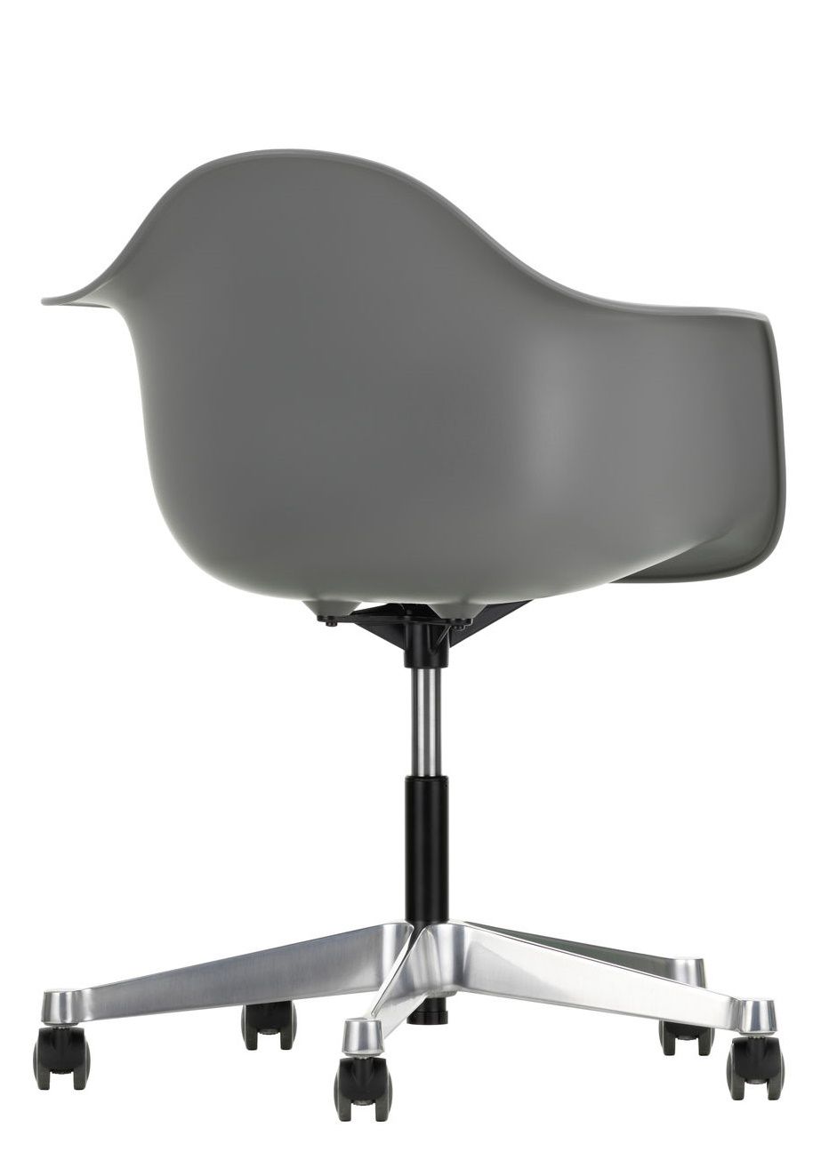 Grauer Eames Plastic Arm Chair PACC Stuhl von Vitra, Ansicht von hinten, mit Rollen und Aluminiumfuß.
