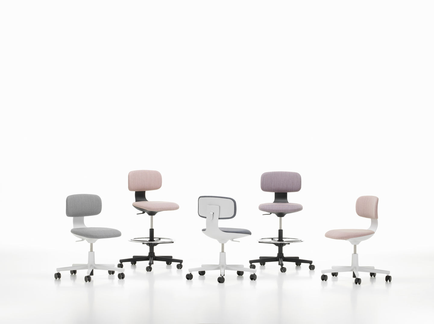 Fünf Vitra Rookie High Bürodrehstühle in Grau, Rosa und Lila mit Fußstütze und Rollen.