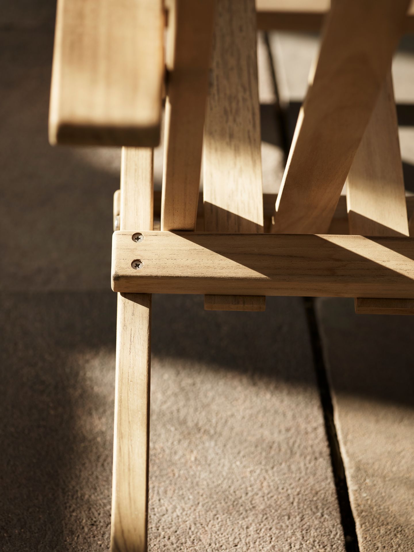 Detailaufnahme des Borge Mogensen BM5568 Liegestuhls von Carl Hansen & Søn, Fokus auf Holzstruktur und Verarbeitung.