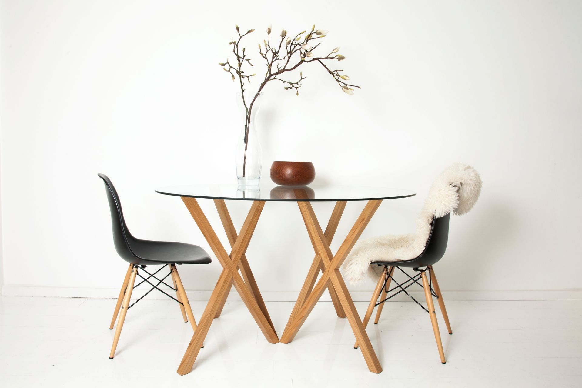 Runder Glastisch mit Mika Tischbeinen von Hans Hansen und zwei Stühlen im minimalistischen Design.