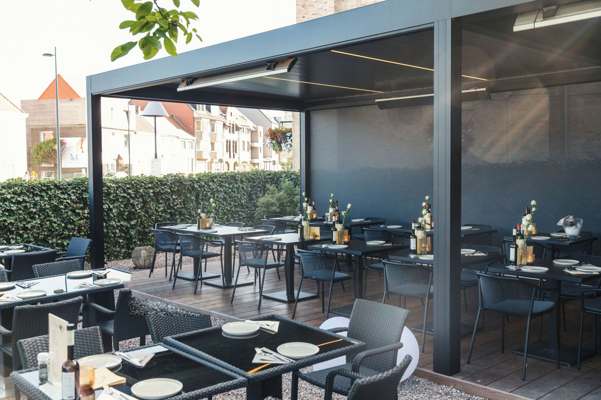 Darwin Armlehnenstuhl aus Eisen: Detailaufnahme des Stuhls im Außenbereich eines Restaurants. Gartenmöbel für Gastronomie.