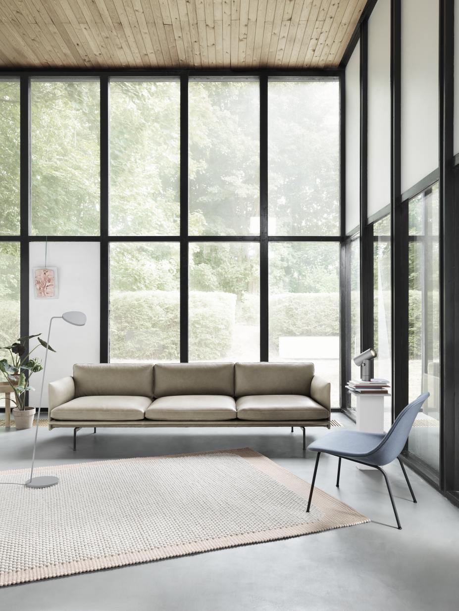 Beige Outline 3-Sitzer Sofa von Muuto in modernem Wohnzimmer mit großem Fenster.