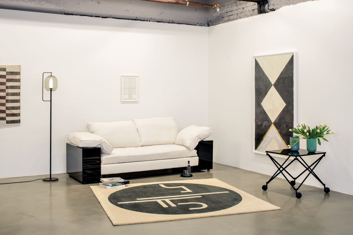 St. Tropez Teppich 300x250cm von ClassiCon in modernem Wohnzimmer mit Sofa, Tisch und Kunst.