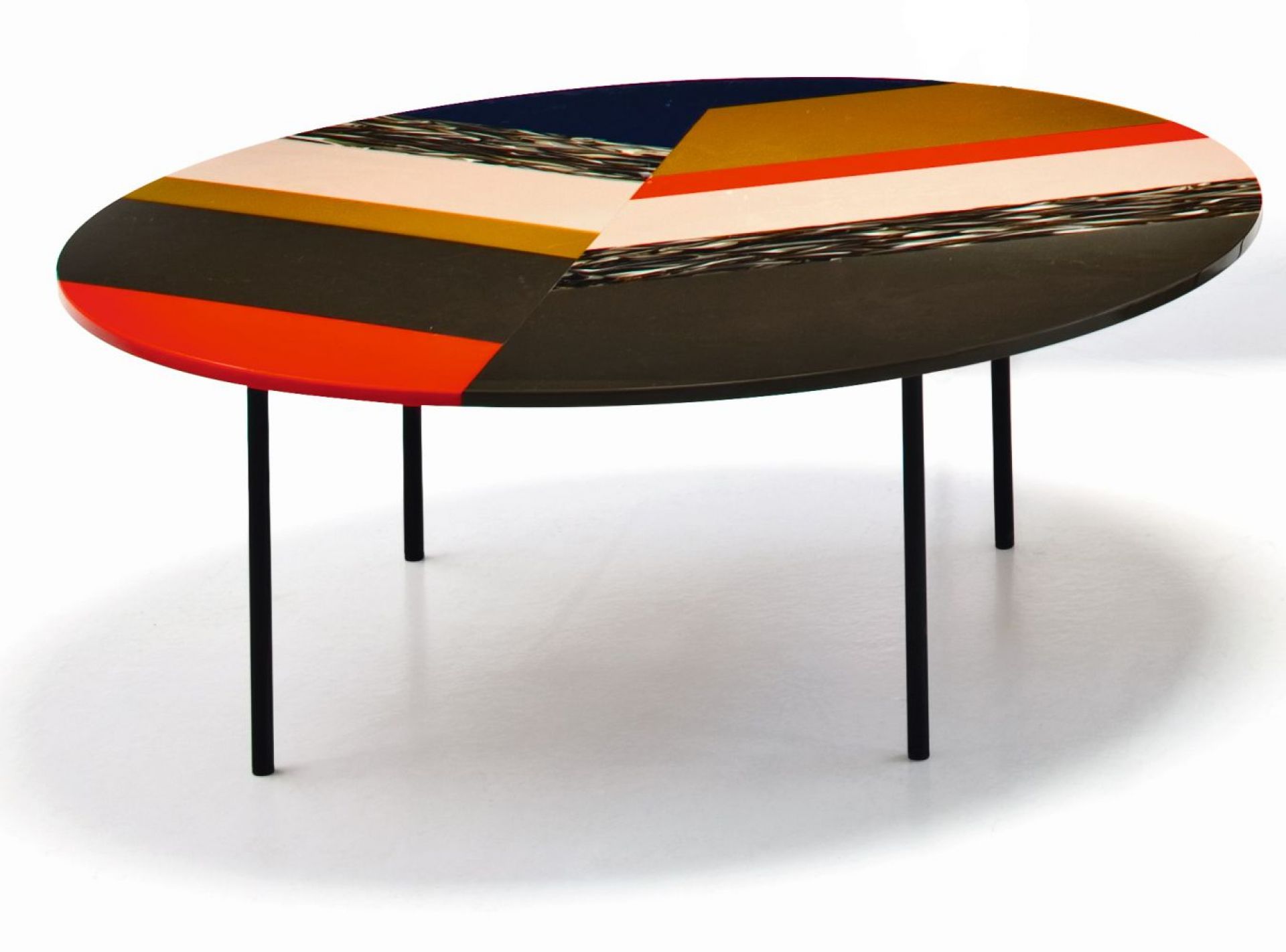 Fishbone Tisch von Moroso, runder Couchtisch mit farbenfroher, grafischer Tischplatte und schwarzen Beinen.
