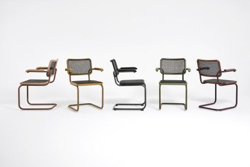 Produktfoto: Fünf Thonet S 64 V Freischwinger Stühle in verschiedenen Farben, Stahlrohr Klassiker Design mit Armlehnen und Wiener Geflecht.