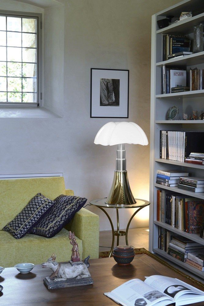 Nahaufnahme der Pipistrello Tischleuchte von Martinelli Luce, Design-Klassiker für stilvolle Wohnraumbeleuchtung.