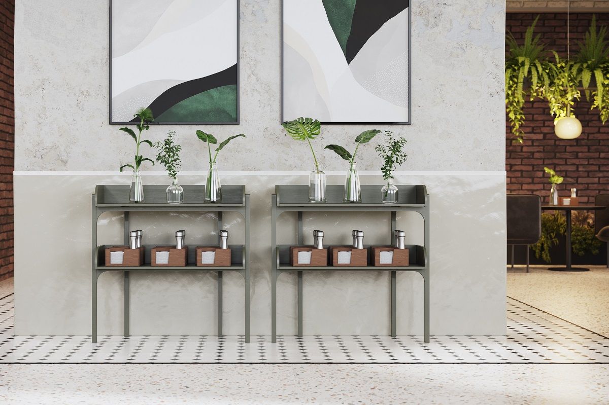 Graues Woud Utility Shelf Regal mit zwei Ebenen, dekoriert mit Pflanzen in Vasen und Serviettenhaltern.