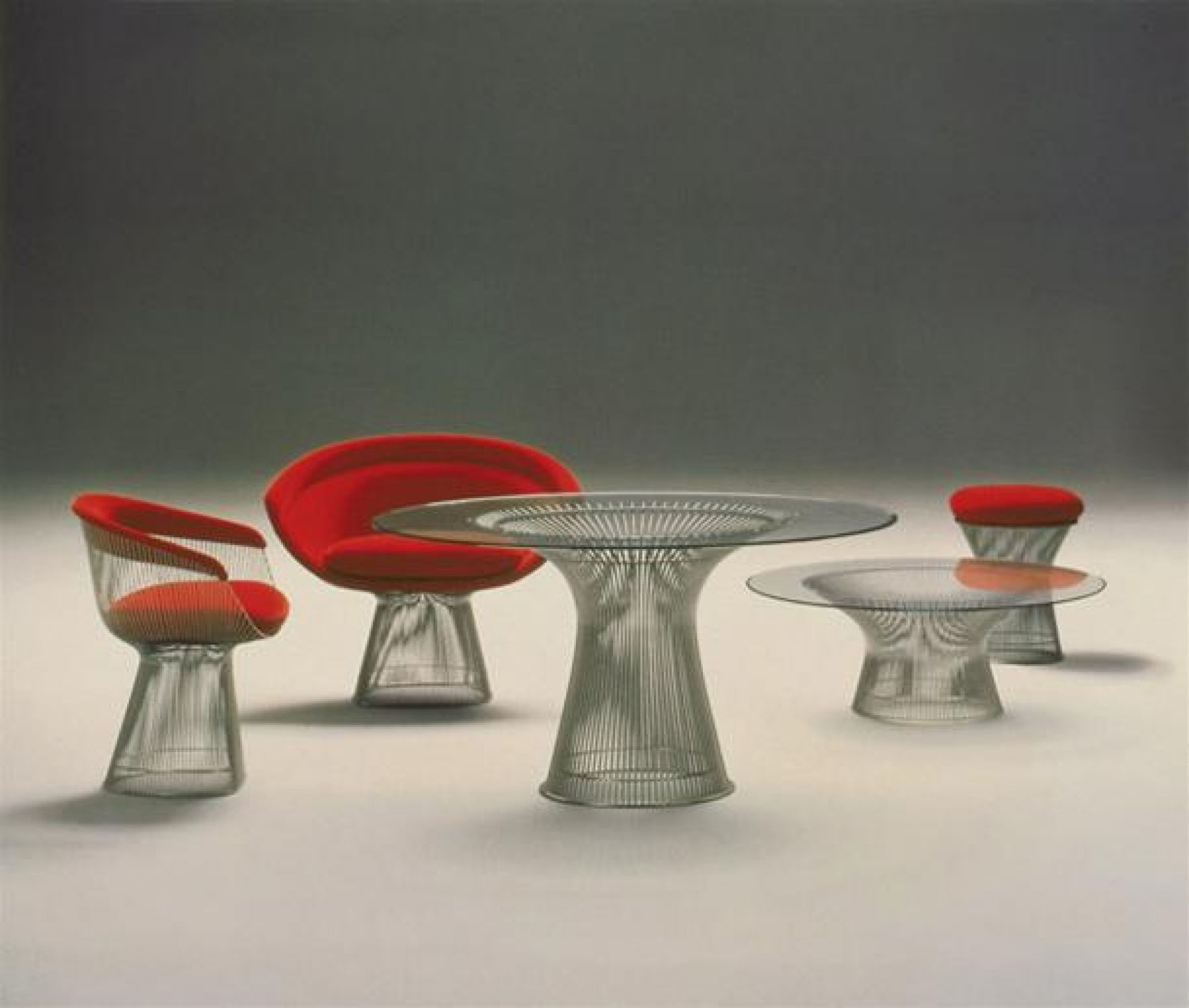 Platner Sessel und Tische von Knoll International mit roter Polsterung und filigranem Drahtgestell.