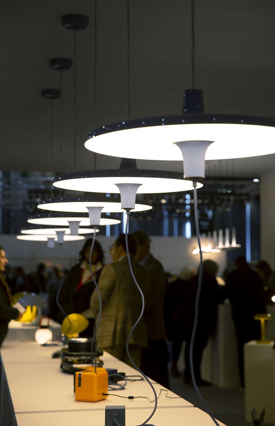Reihe von Avro Hängeleuchten von Martinelli Luce mit runden Lampenschirmen in einem Ausstellungsraum.