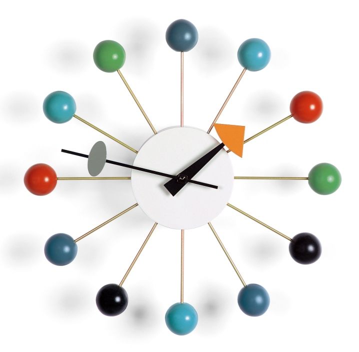 Mehrfarbige Ball Clock Wanduhr von Vitra mit bunten Kugeln und goldenen Zeigern. Design Wanduhr.