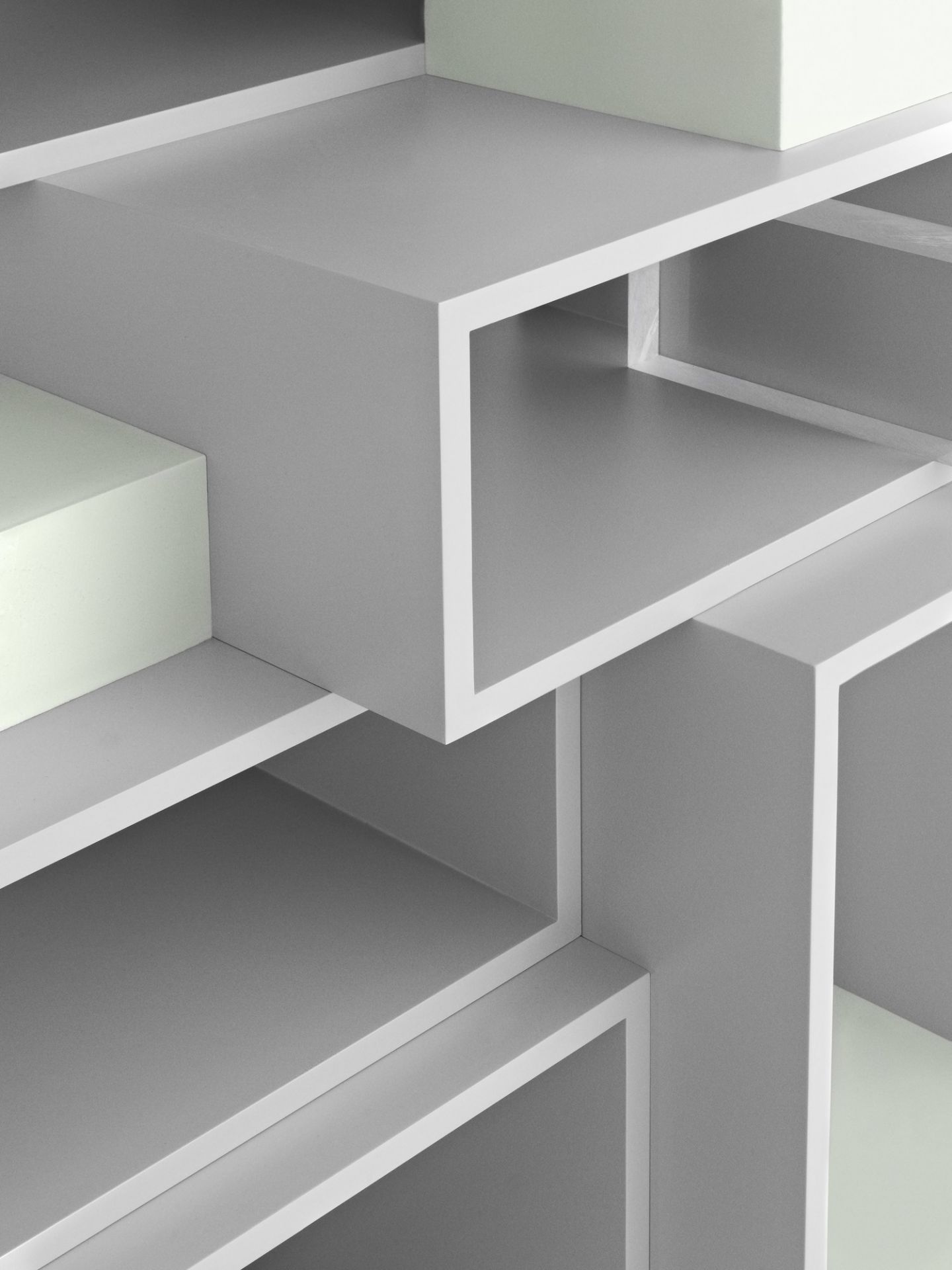 Detailaufnahme des Muuto Stacked Storage Regalsystems 2.0 in Weiß und Hellgrün, modernes modulares Regalsystem.
