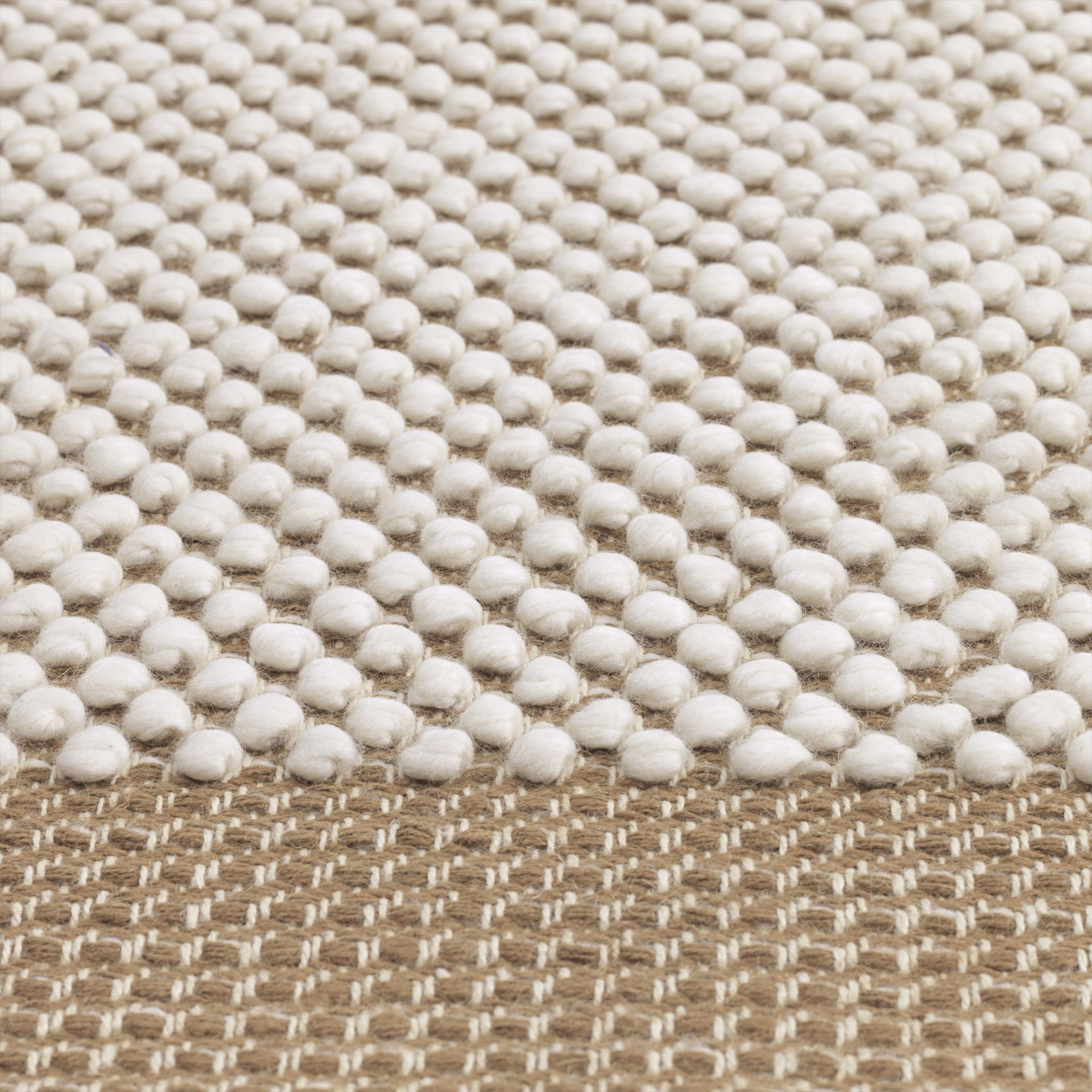Detailaufnahme des Muuto Pebble Rug Teppichs in Beige und Weiß mit strukturierter Oberfläche.