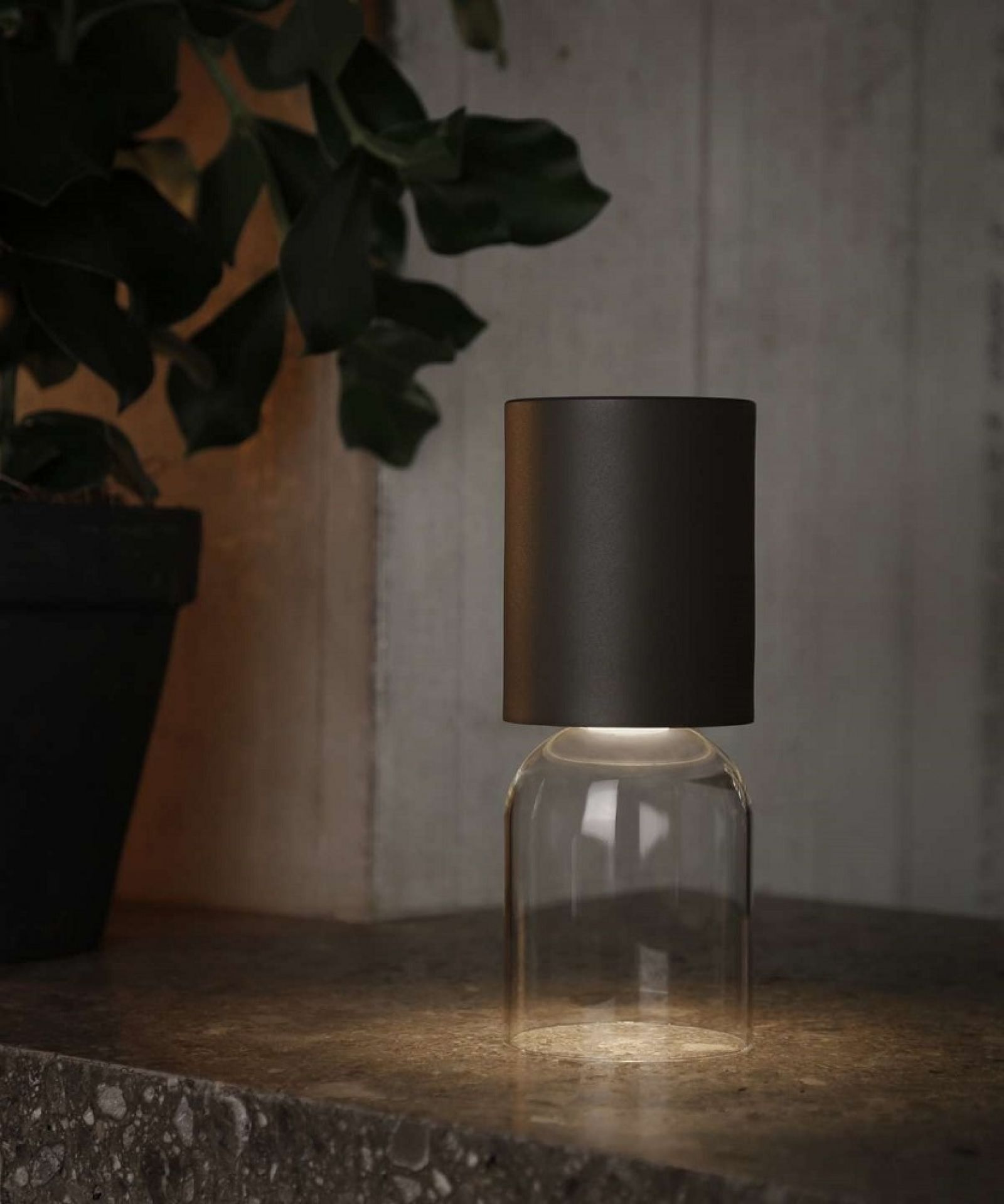 Luceplan A02R1 NUI Mini Tischleuchte aus Glas und Schwarz, Akku-betriebene Outdoor Lampe.